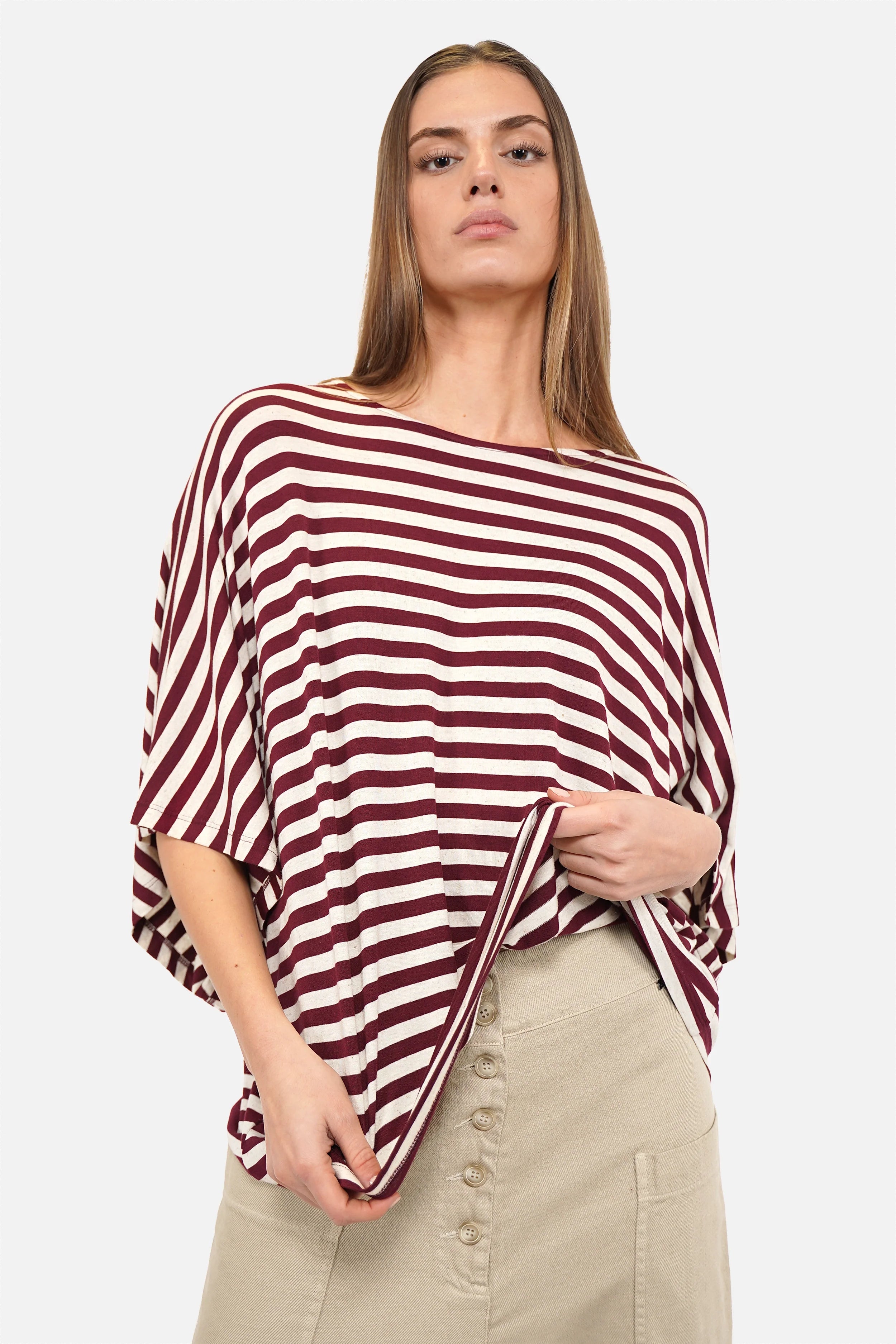 Gestreiftes T-Shirt aus weichem Viskosejersey mit U-Bootausschnitt und oversized Fit in Natur-Red Plum Streifen