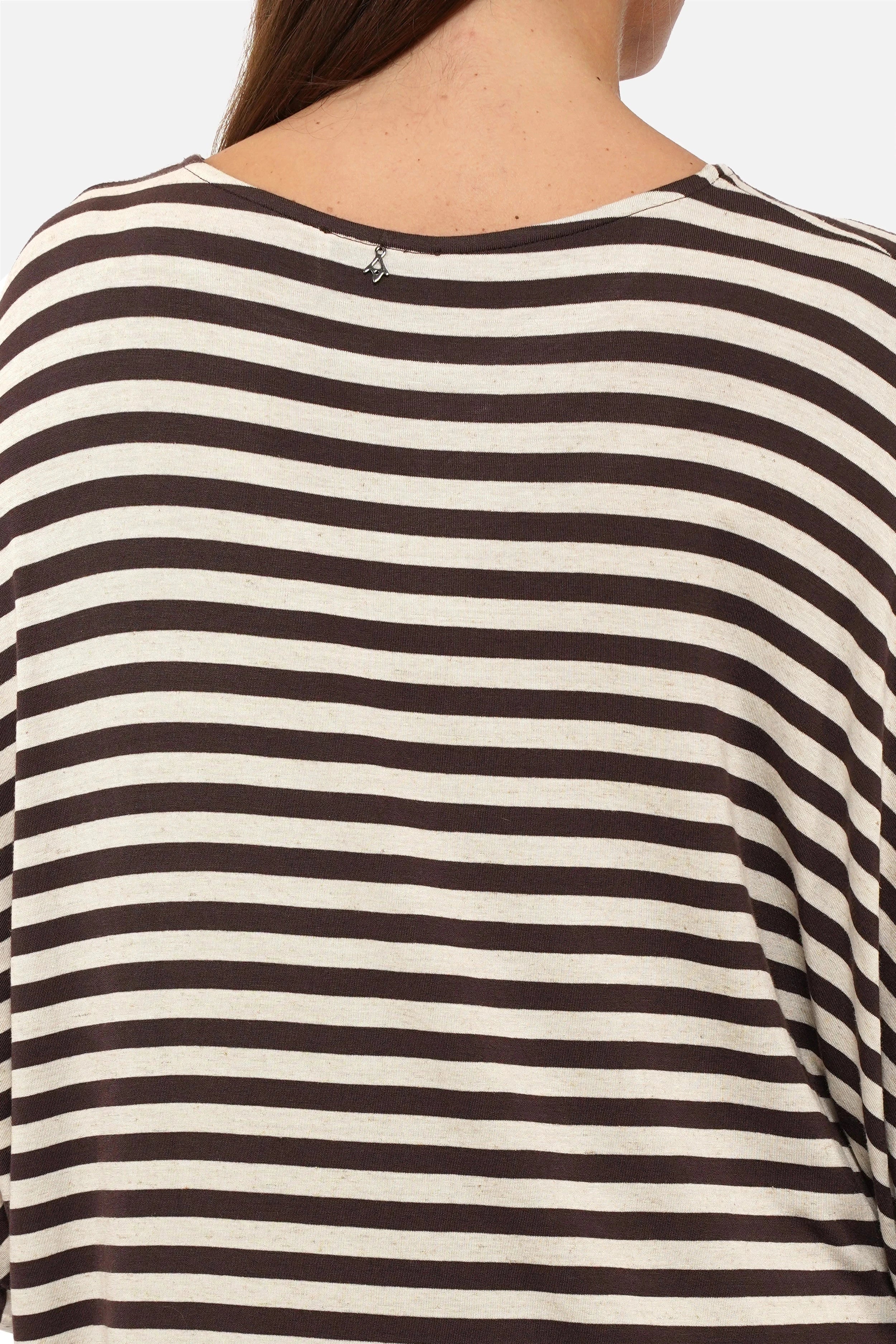 Gestreiftes T-Shirt aus weichem Viskosejersey mit U-Bootausschnitt und oversized Fit in Natur-Coffeebean Streifen