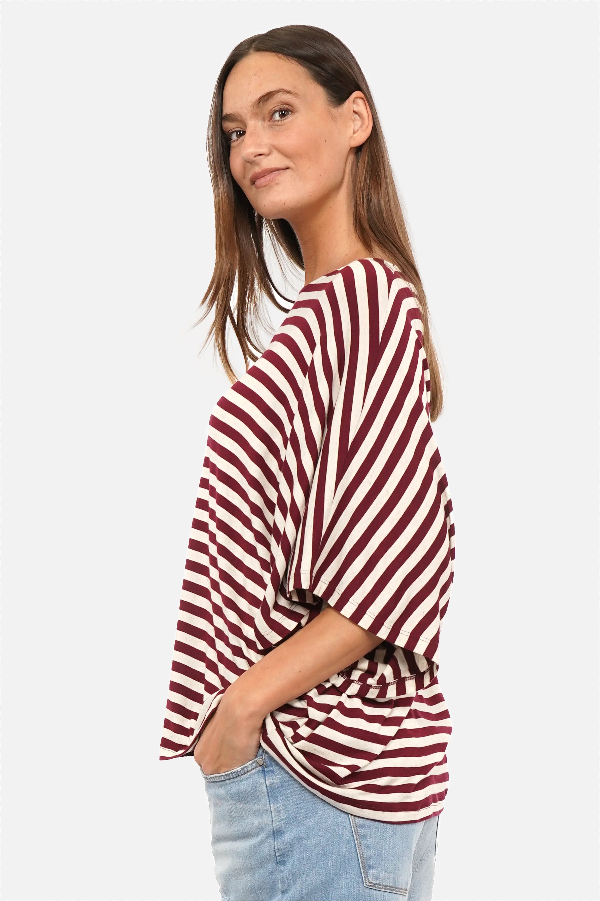 Gestreiftes T-Shirt aus weichem Viskosejersey mit U-Bootausschnitt und oversized Fit in Natur-Red Plum Streifen