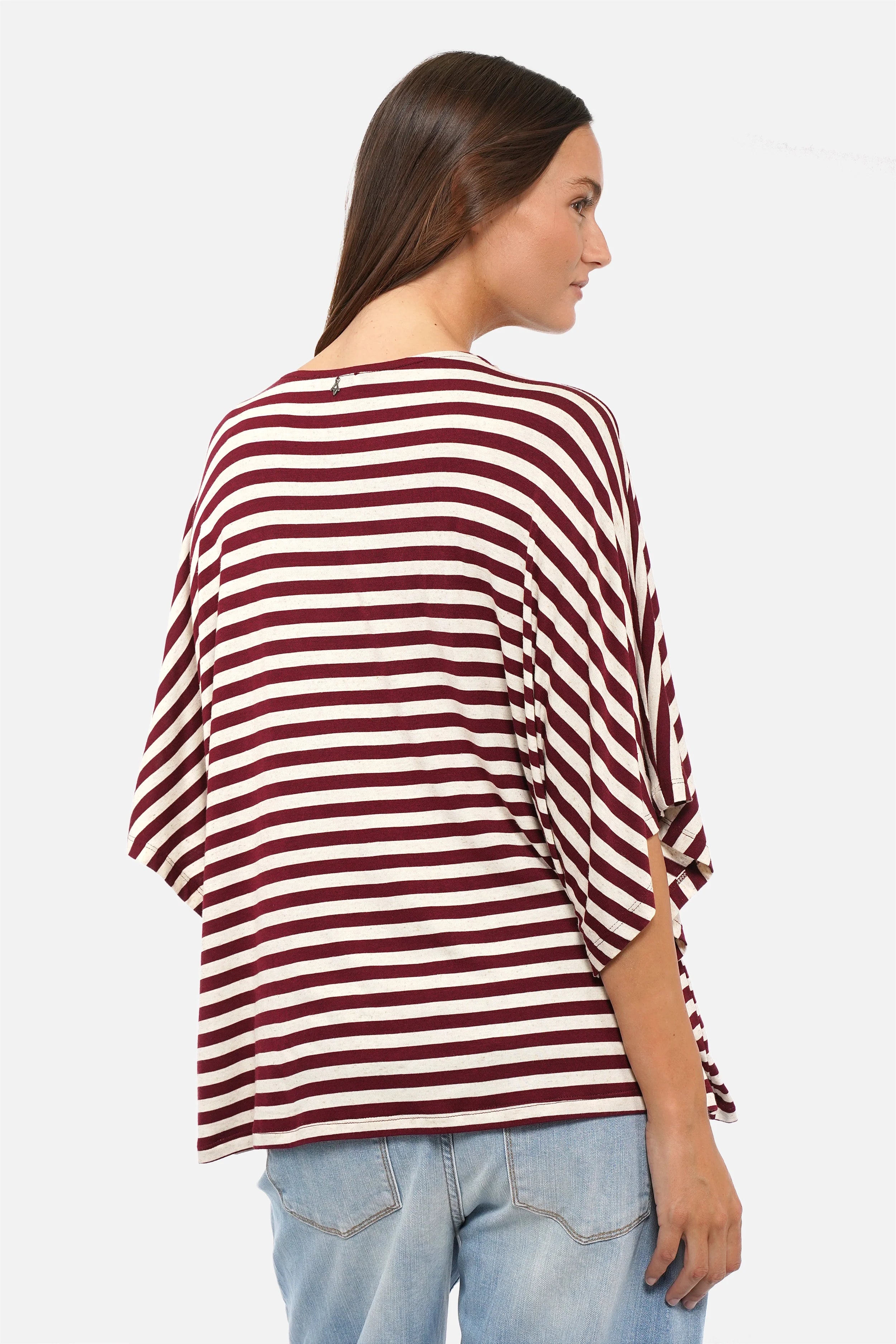 Gestreiftes T-Shirt CARYL aus weichem Viskosejersey mit Natur-Red plum Streifen und U-Bootausschnitt