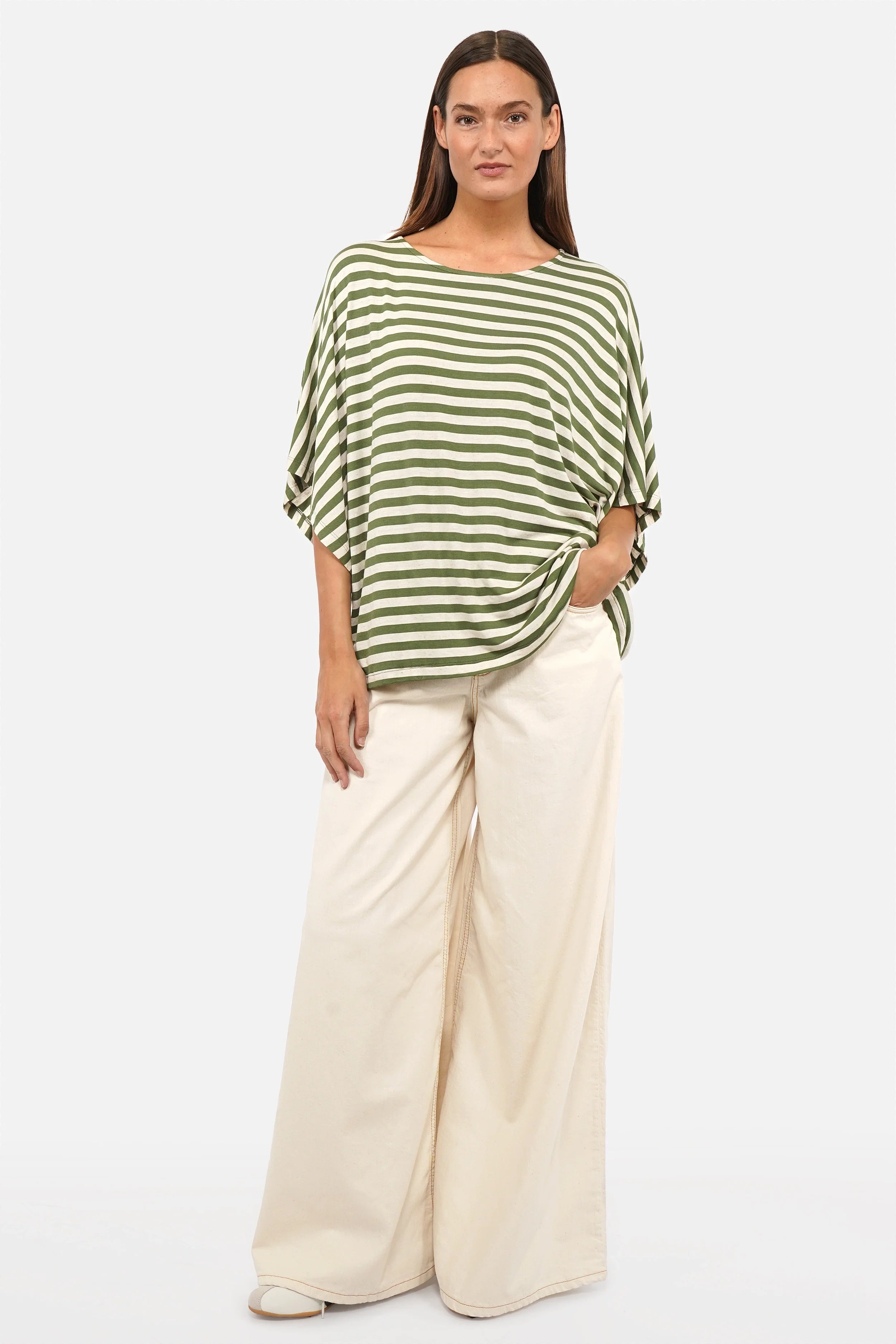 Gestreiftes T-Shirt aus weichem Viskosejersey mit U-Bootausschnitt und oversized Fit in Natur-Coffeebean Streifen