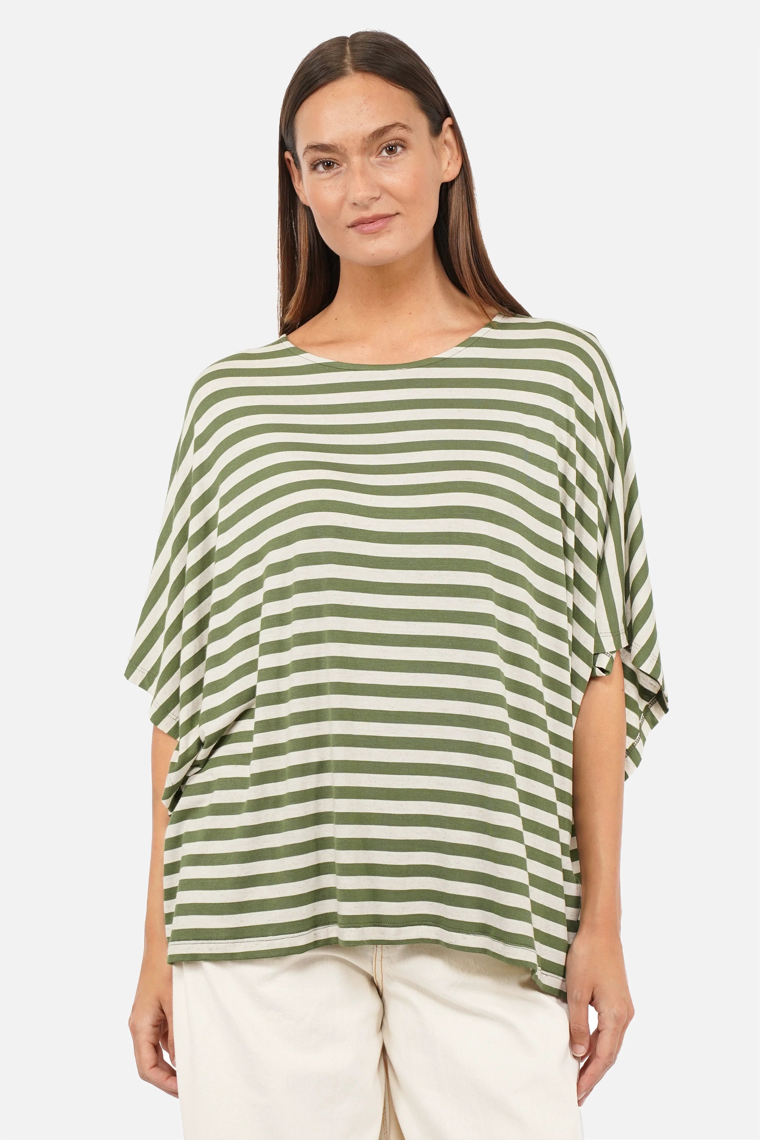 Weiches gestreiftes T-Shirt aus fließendem Viskosejersey mit U-Bootausschnitt und oversized Fit in Natur-Coffee Bean Streifen