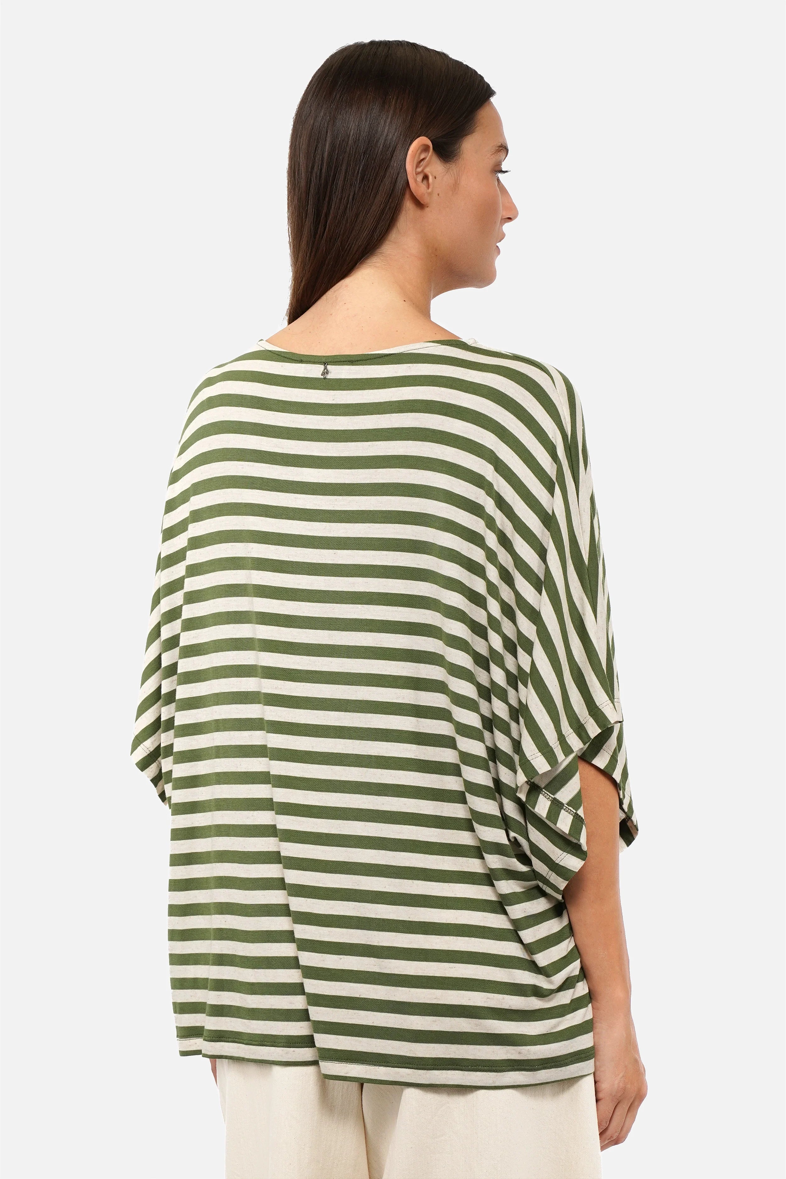 Gestreiftes T-Shirt in Natur-Coffee Bean mit U-Bootausschnitt und oversized Passform aus weichem Viskosejersey