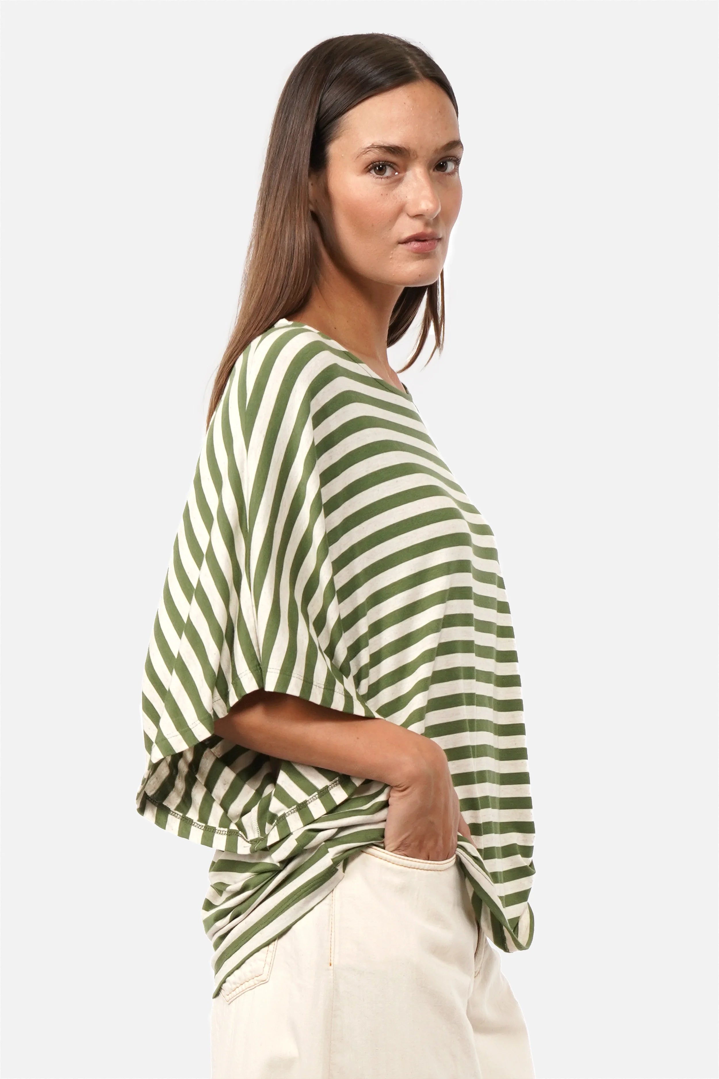 Gestreiftes T-Shirt aus weichem Viskosejersey mit U-Bootausschnitt und oversized Fit in Natur-Coffee Bean Streifen