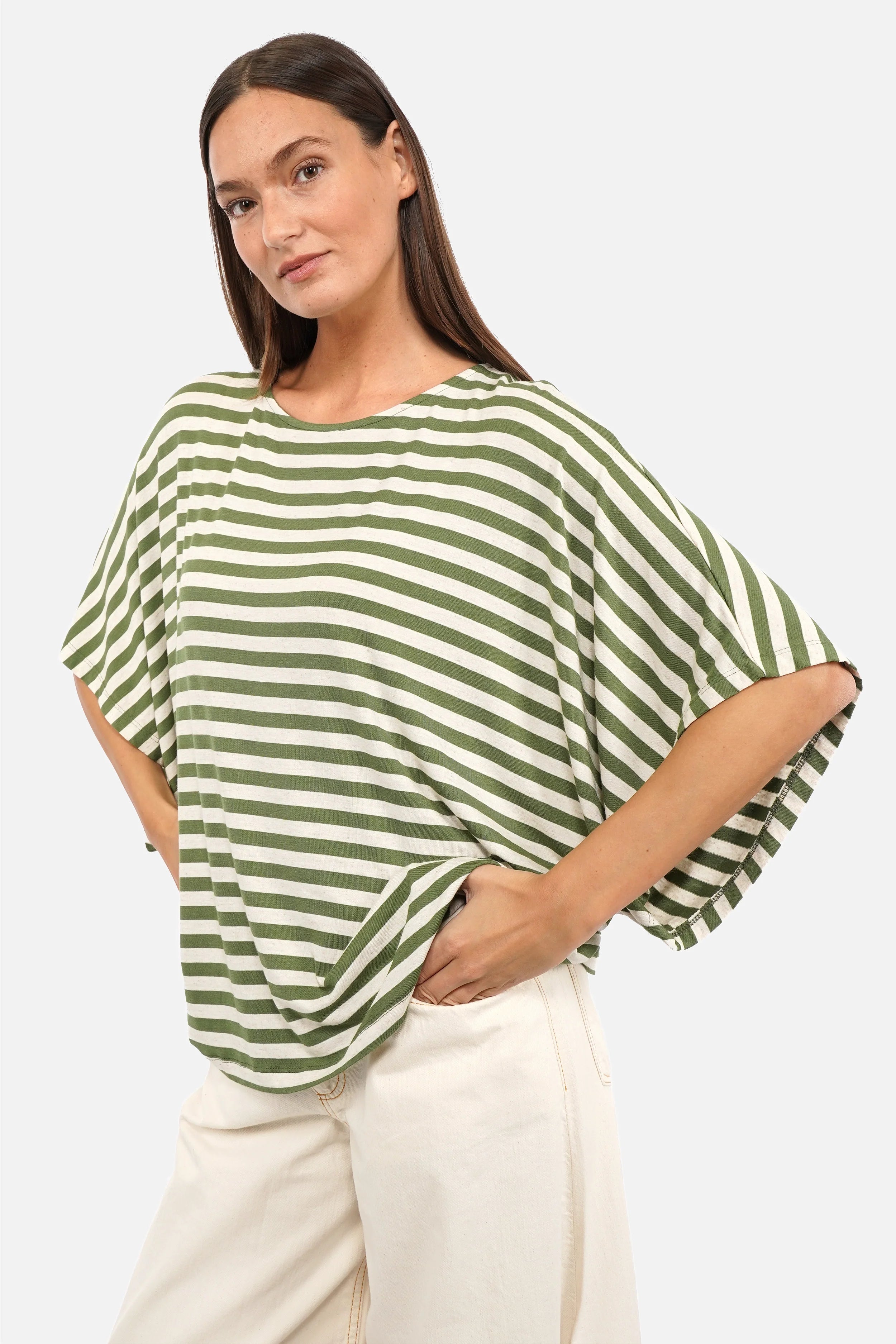 Gestreiftes T-Shirt aus weich fließendem Viskosejersey in Natur-Coffee Bean mit U-Bootausschnitt und oversized Fit