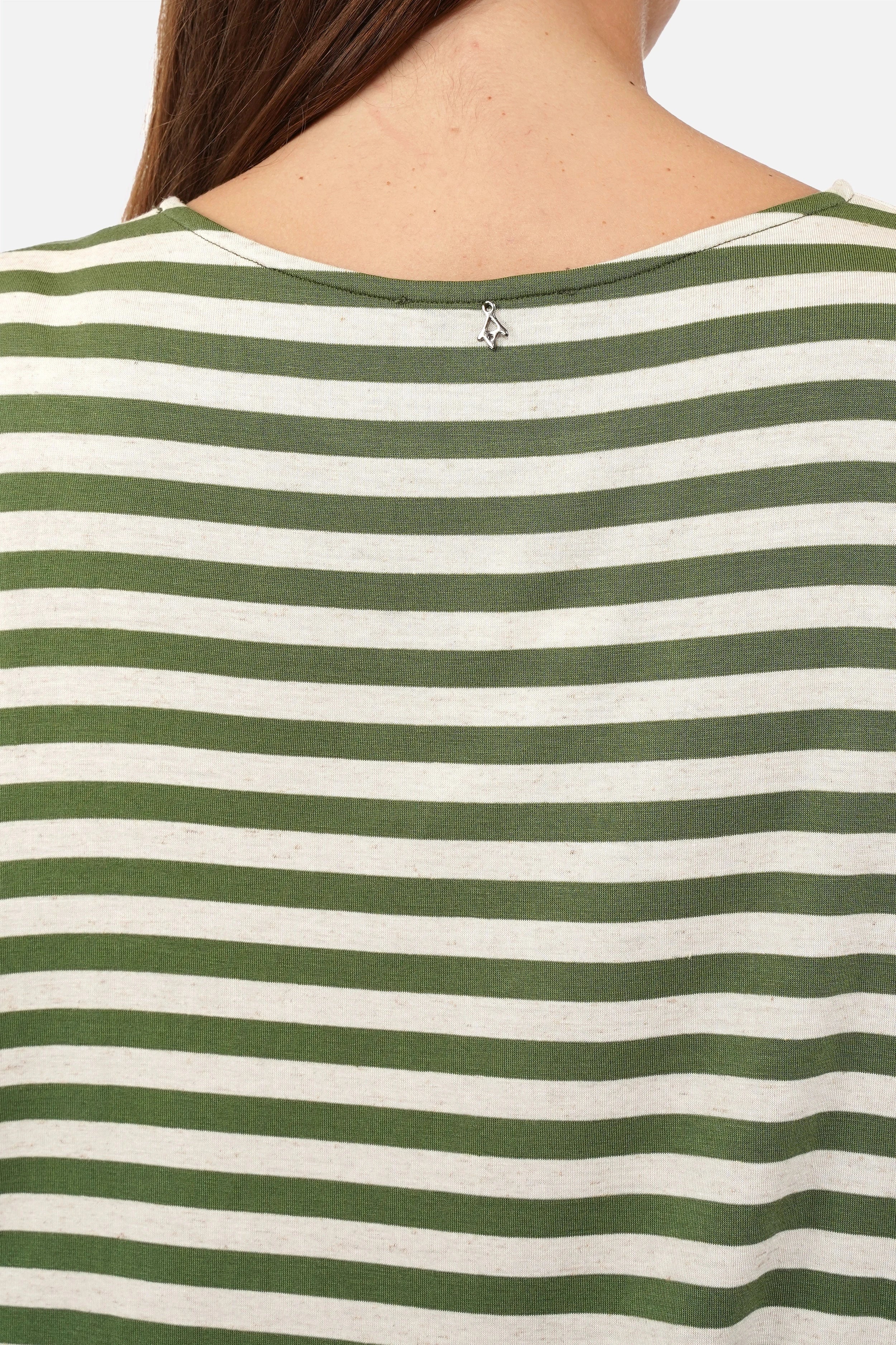 Gestreiftes T-Shirt aus weichem Viskosejersey mit U-Bootausschnitt und oversized Fit in Natur-Coffee-Bean-Streifen