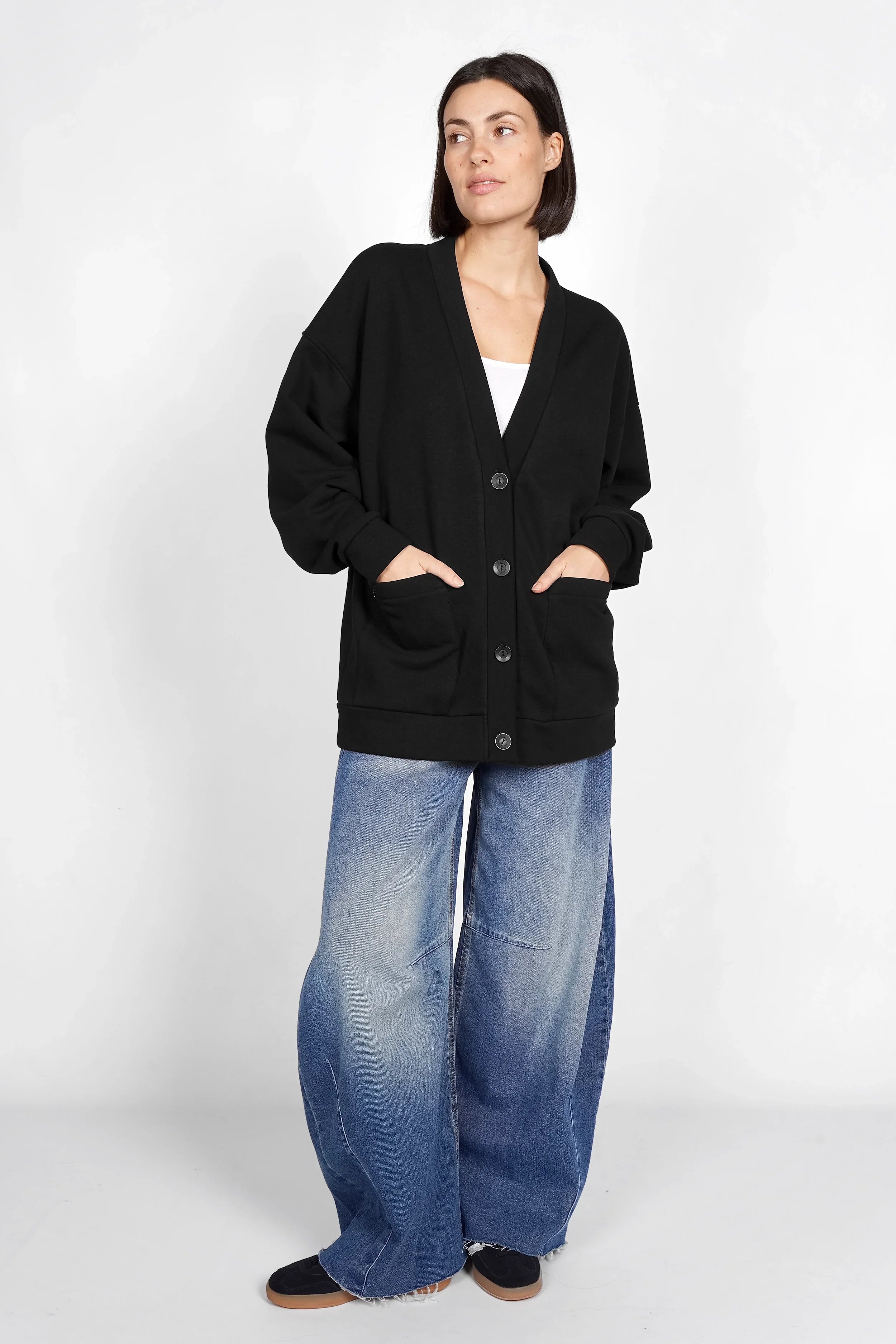 Relaxed Fit Sweatjacke mit überschnittenen Schultern und Knopfleiste, aus softem Sweat mit gebürsteter Innenseite und aufgesetzten Taschen