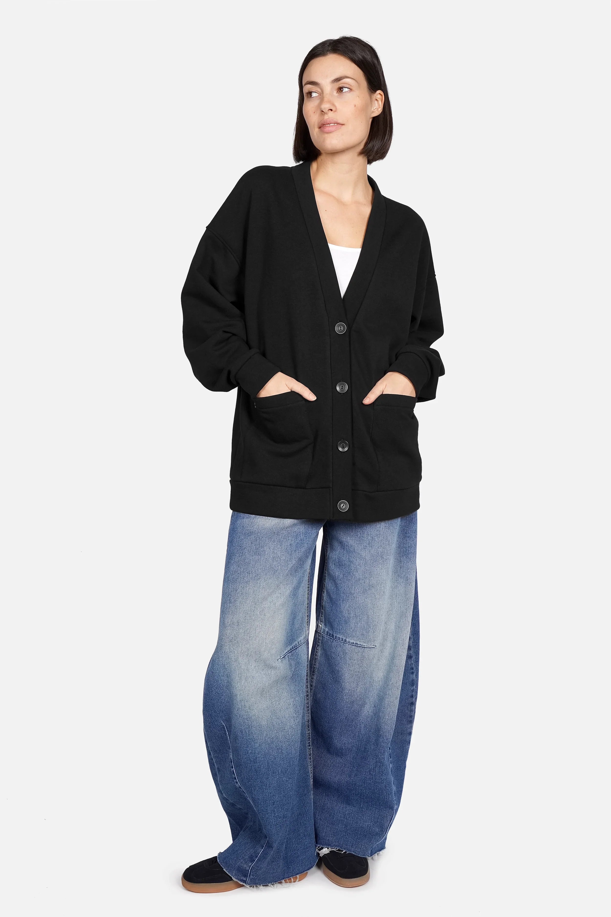 Relaxed Fit Sweatjacke mit gebürsteter Innenseite, Knopfleiste und aufgesetzten Taschen in entspanntem Schnitt