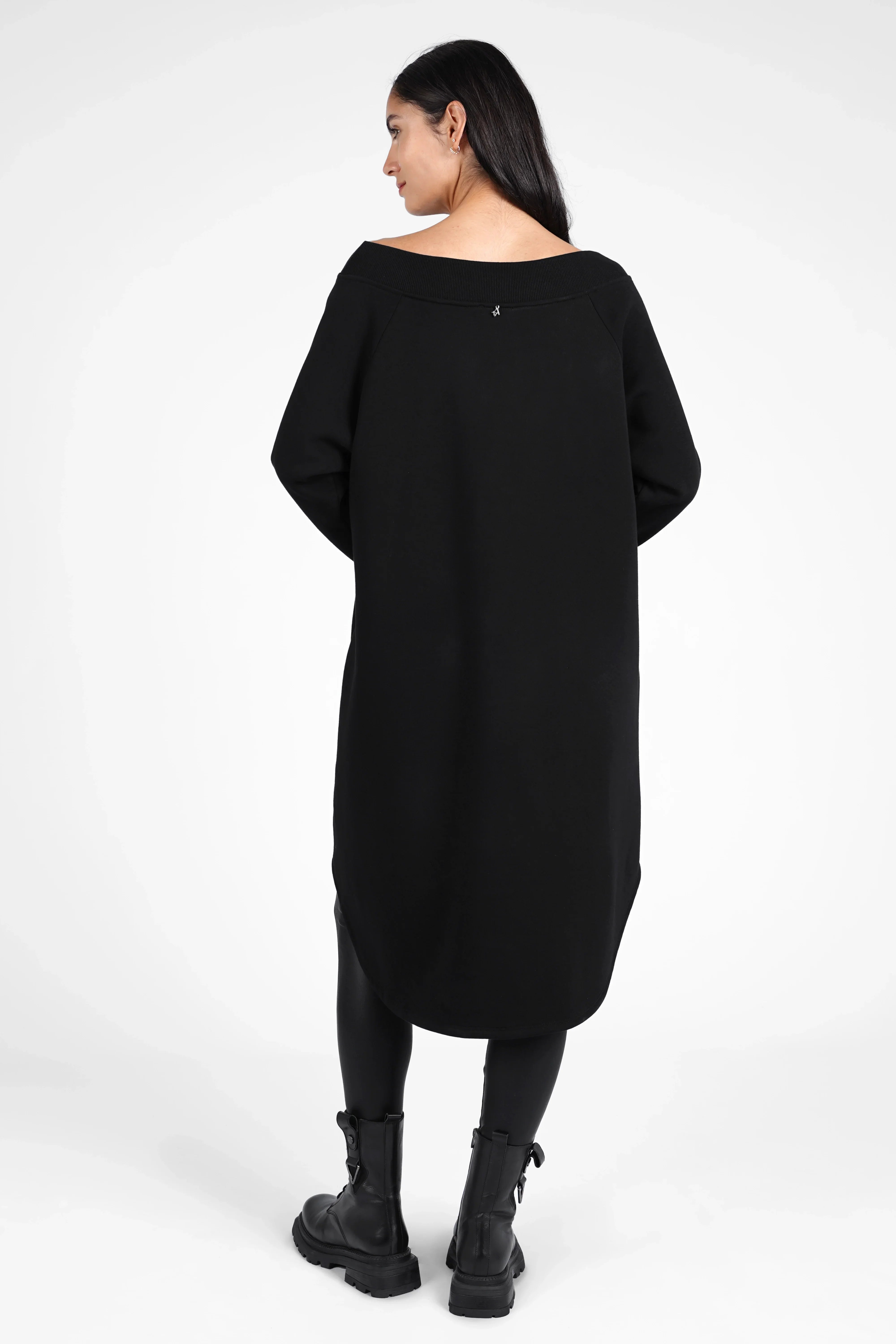 Frau trägt schwarzen CHERIN Super-Longsweater mit U-Boot-Kragen und verlängertem Rückensaum