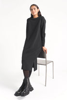 DANA Sweatkleid aus schwarzer Baumwolle mit Rundhalsausschnitt, Seitentaschen und seitlichem Bundschlitz, midi-langer Regular Fit