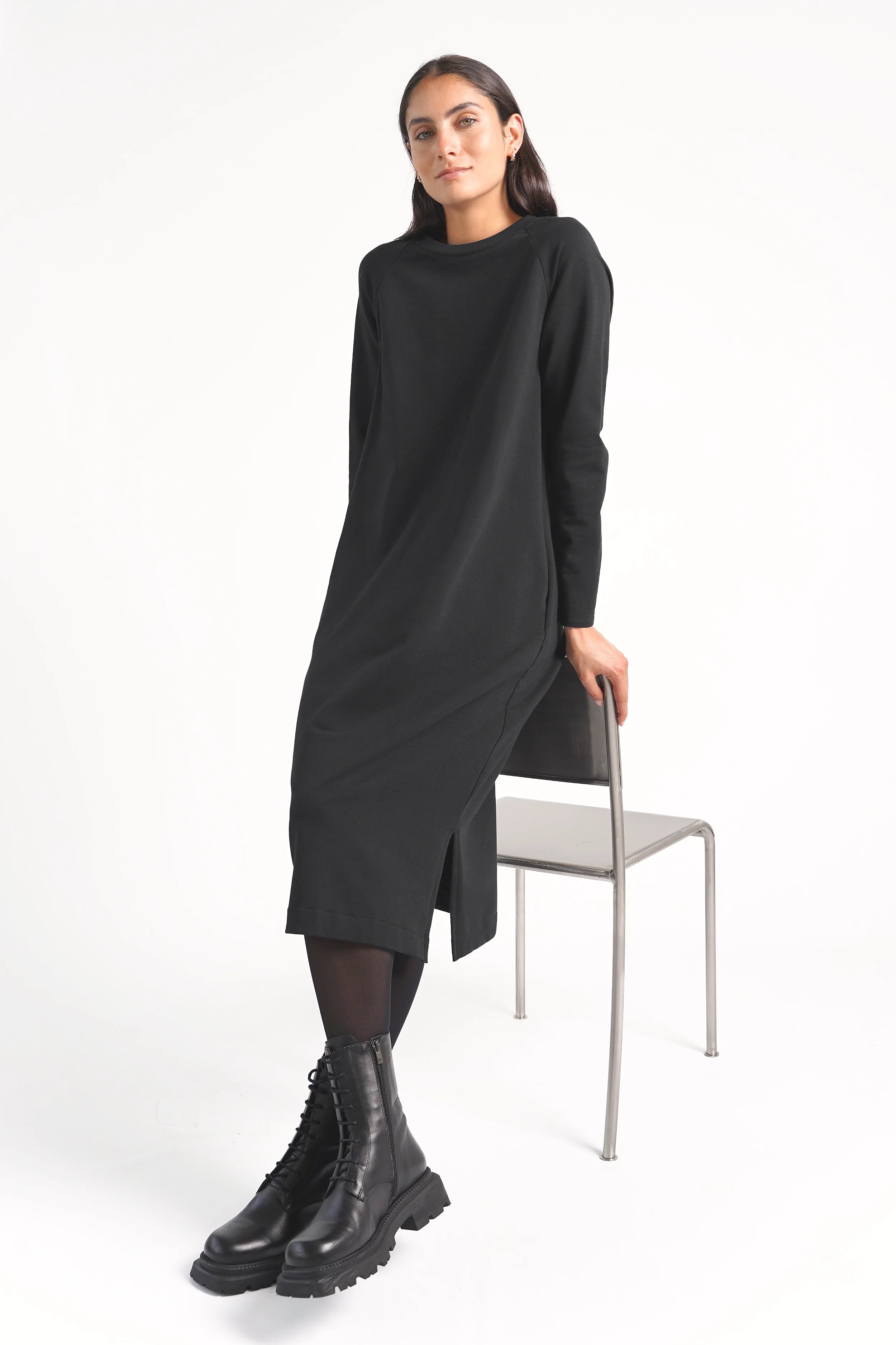 DANA Sweatkleid aus schwarzer Baumwolle mit Rundhalsausschnitt, Seitentaschen und seitlichem Bundschlitz, midi-langer Regular Fit