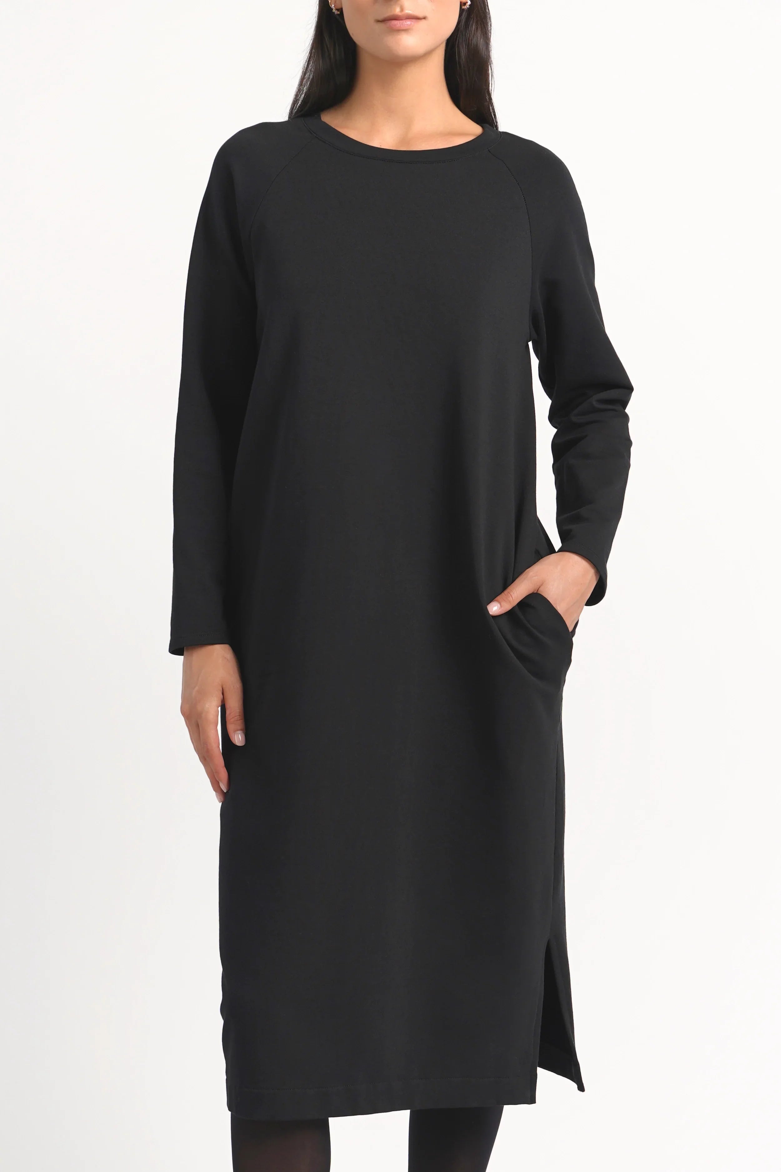 Schwarzes DANA Sweatkleid mit Rundhalsausschnitt, Seitentaschen und seitlichem Bundschlitz in Midi-Länge