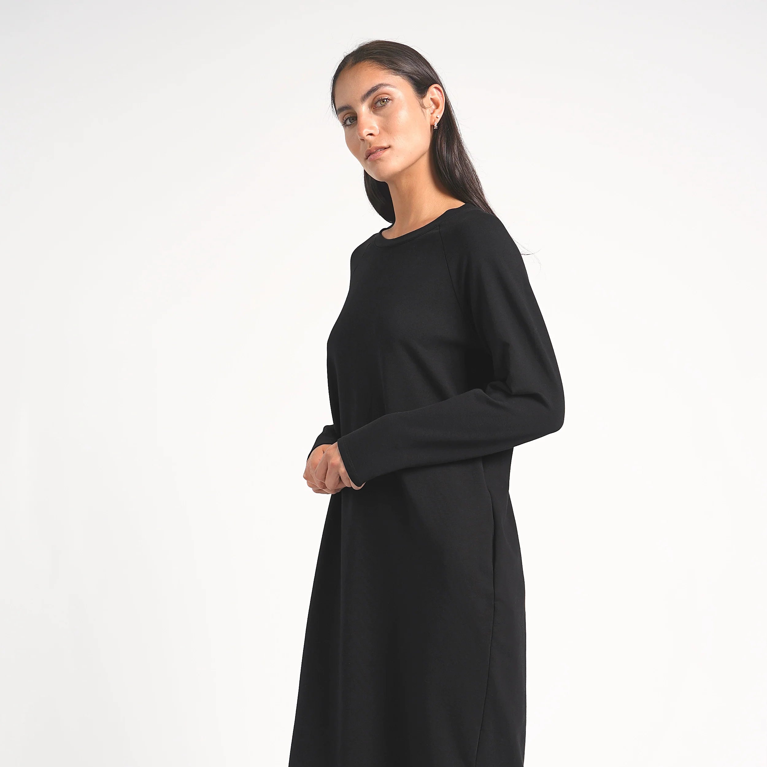 DANA Sweatkleid in Schwarz, Midi-Länge, Rundhalsausschnitt, Regular Fit, seitliche Schlitze und Taschen, weiche Baumwolle