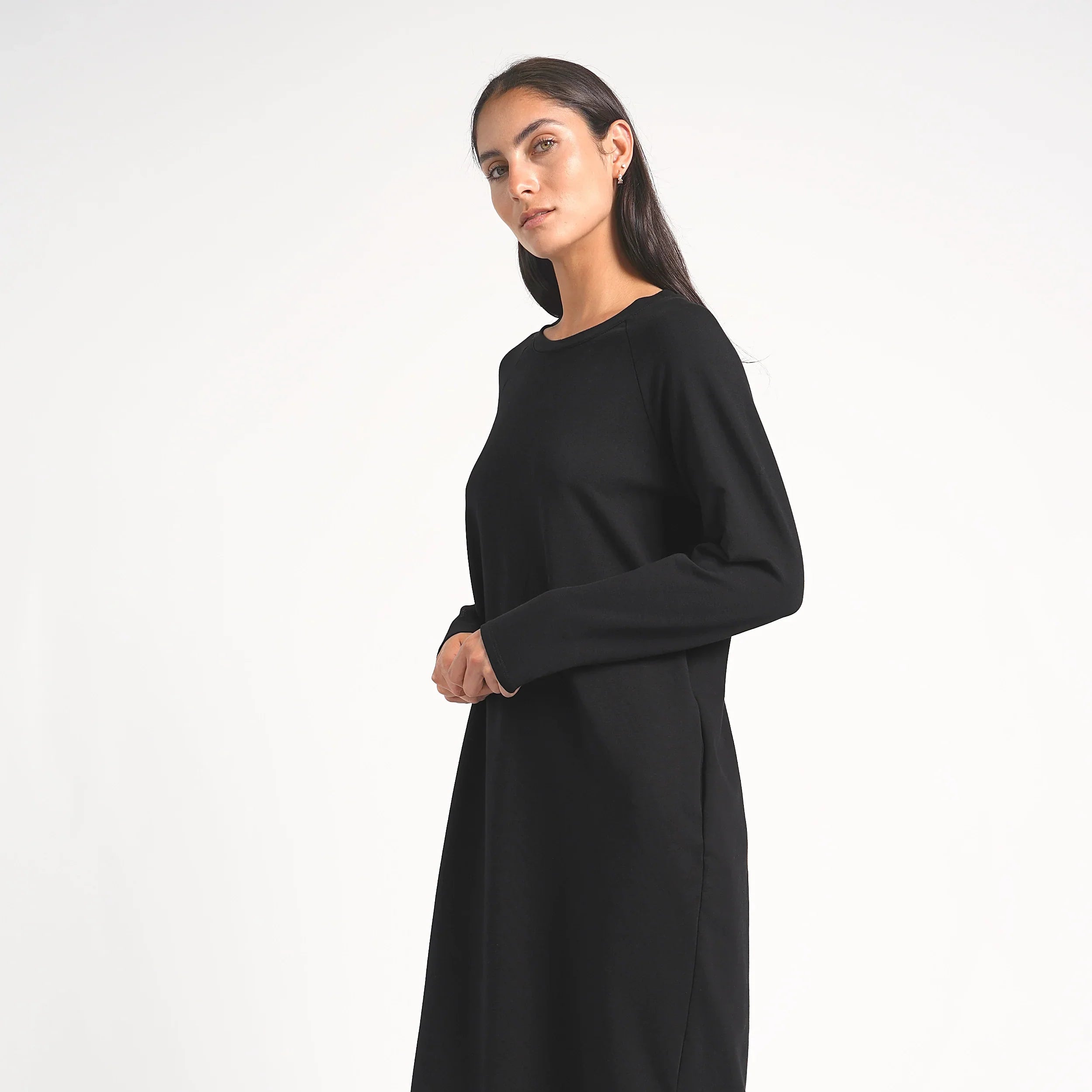 Schwarzes DANA Sweatkleid Midi mit Rundhalsausschnitt, Seitentaschen und seitlichen Schlitzen, Regular Fit aus weicher Baumwolle