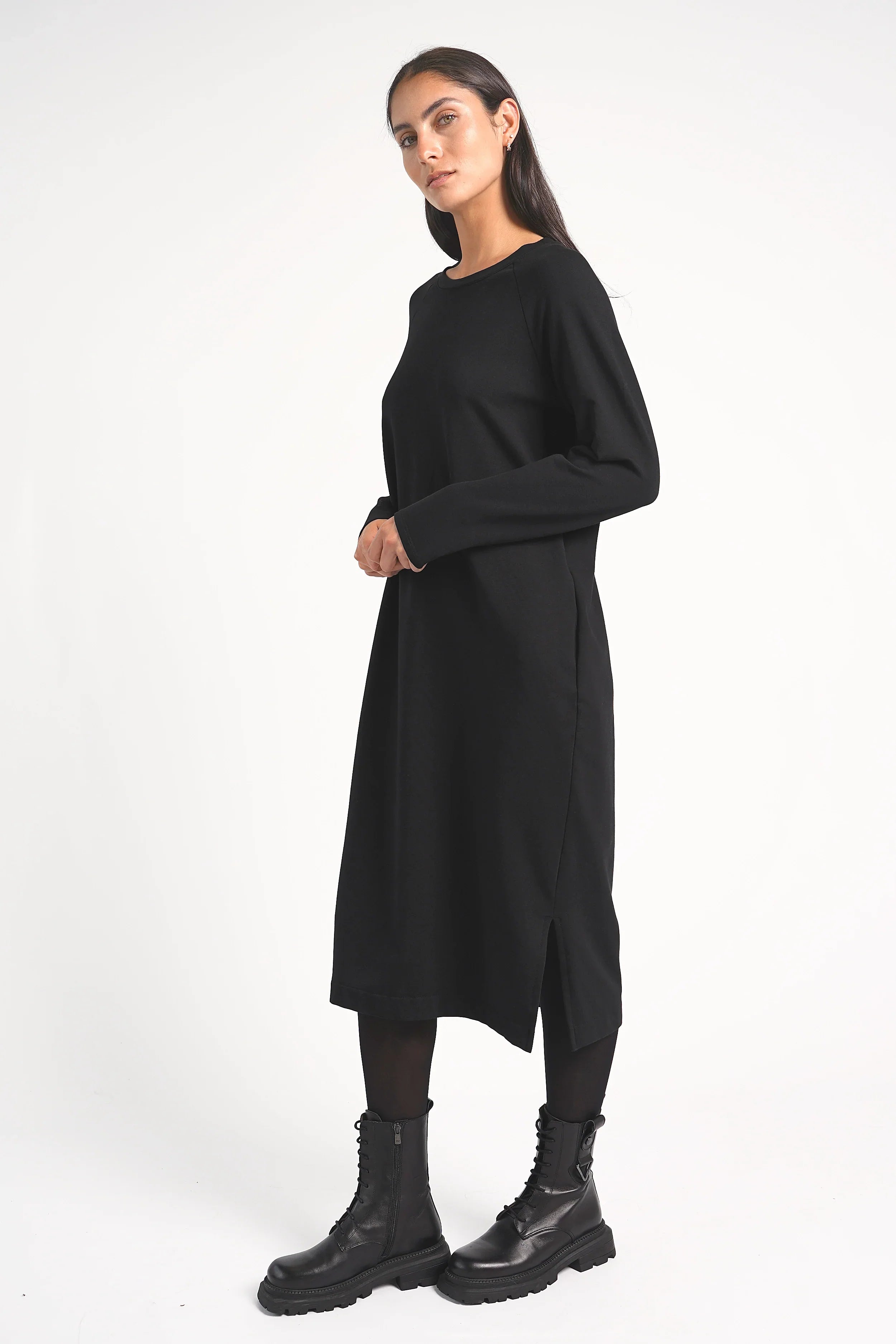 Schwarzes DANA Sweatkleid Midi mit Rundhalsausschnitt, Seitentaschen und seitlichen Schlitzen, Regular Fit aus weicher Baumwolle