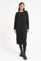 Schwarzes DANA Sweatkleid aus weicher Baumwolle mit Rundhalsausschnitt und Seitentaschen, midi Länge, regular fit und leicht abgerundetem Saum.