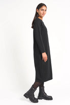 DANA Sweatkleid midi in schwarz mit Rundhalsausschnitt und Seitentaschen aus weicher Baumwolle