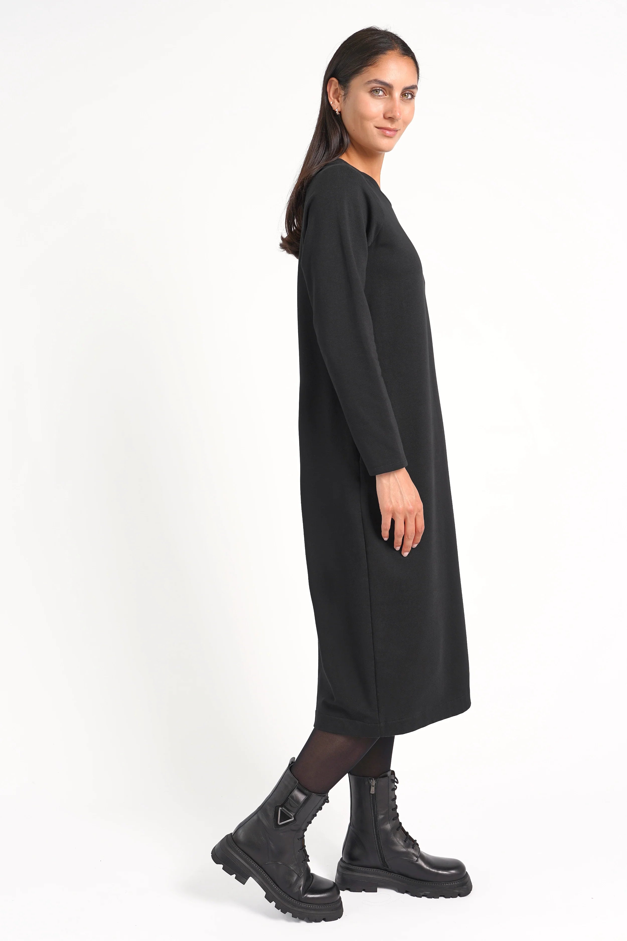 DANA Sweatkleid midi in schwarz mit Rundhalsausschnitt und Seitentaschen aus weicher Baumwolle