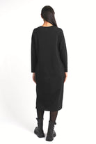 DANA Sweatkleid schwarzes Midi-Sweatkleid mit Rundhalsausschnitt und Seitentaschen, figurfreundliche Passform, hinten länger, regular fit