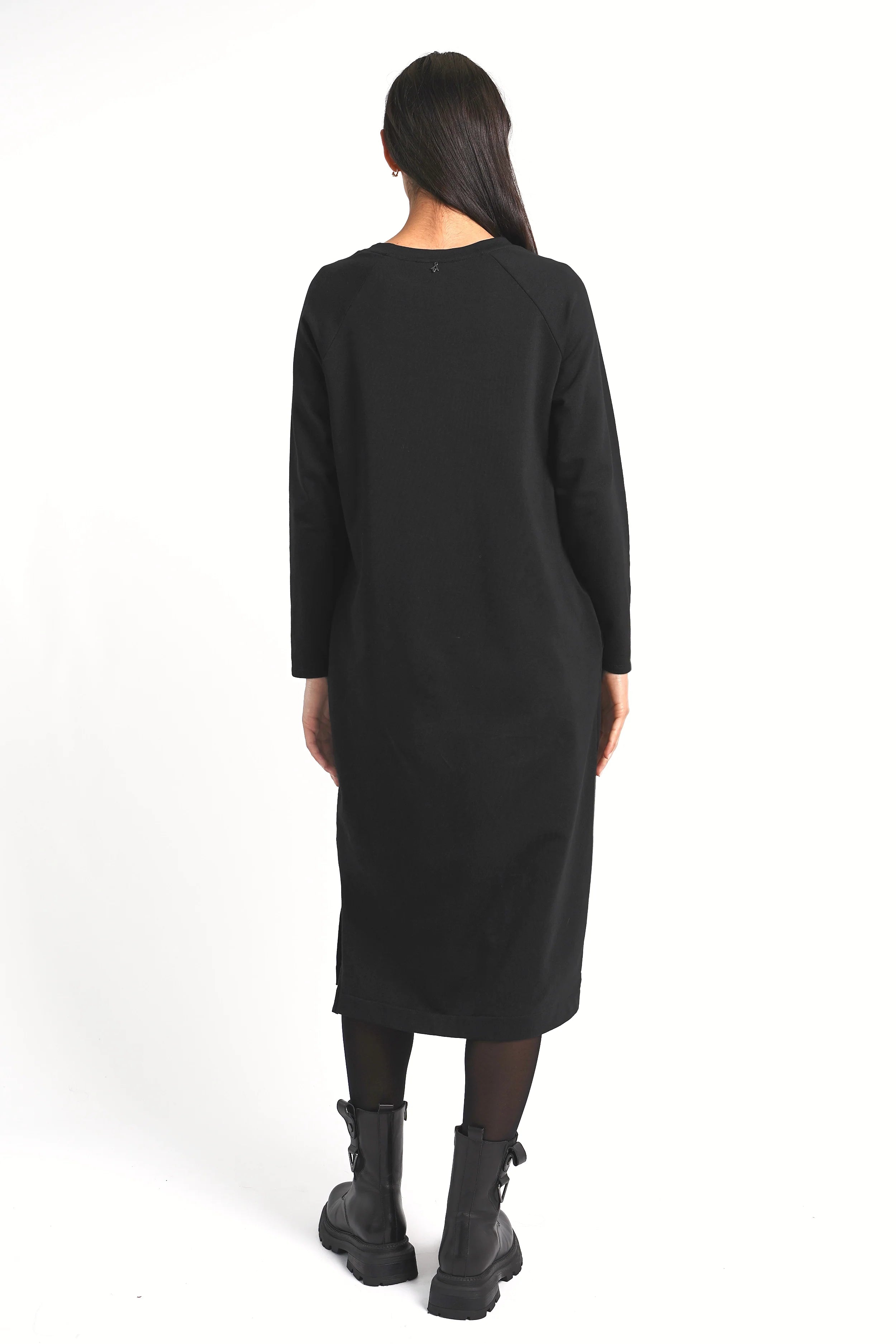 DANA Sweatkleid schwarzes Midi-Sweatkleid mit Rundhalsausschnitt und Seitentaschen, figurfreundliche Passform, hinten länger, regular fit