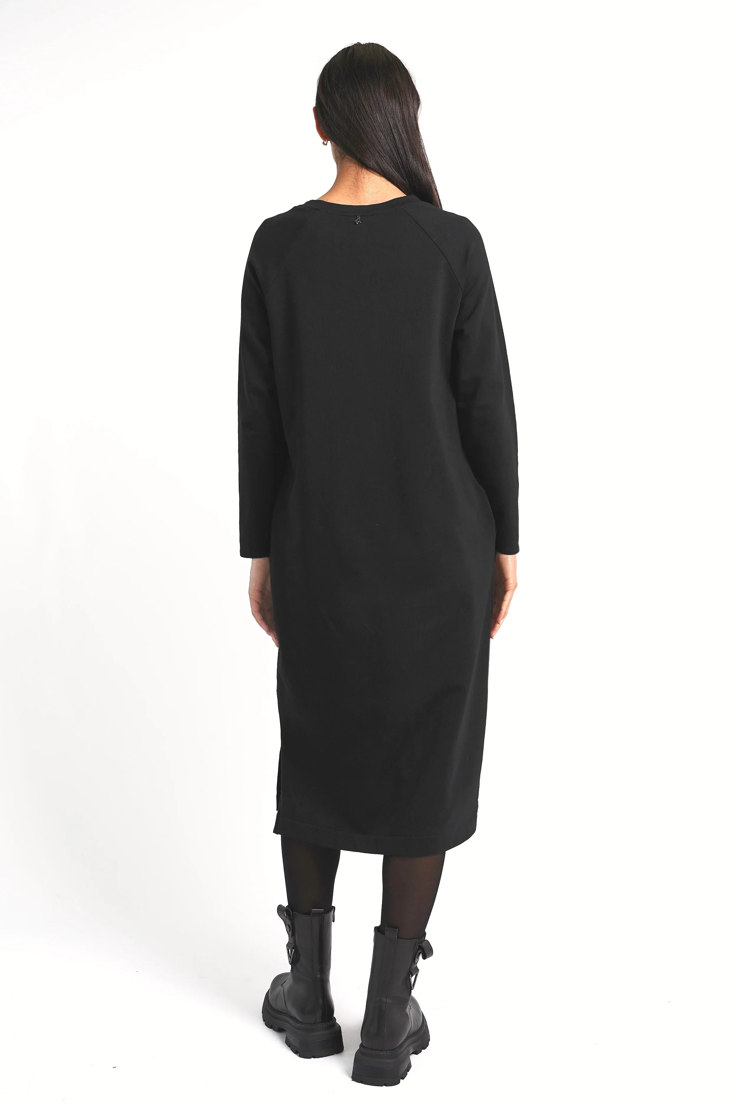 DANA Sweatkleid schwarzes Midi-Sweatkleid mit Rundhalsausschnitt und Seitentaschen hinten etwas länger