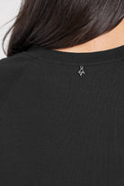 Schwarzes DANA Sweatkleid aus weicher Baumwolle mit Rundhalsausschnitt und figurfreundlicher Passform