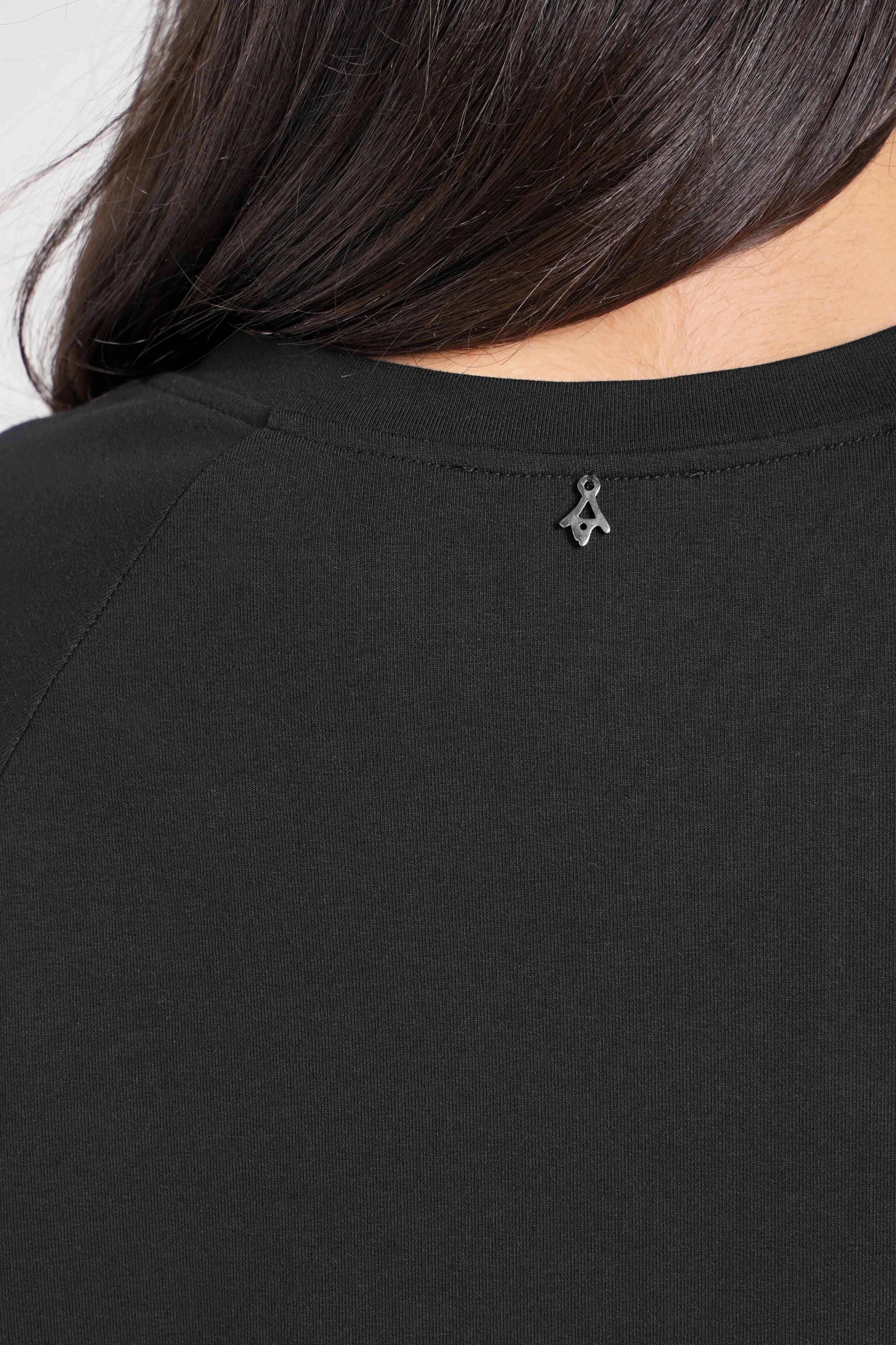 Schwarzes DANA Sweatkleid aus weicher Baumwolle mit Rundhalsausschnitt und figurfreundlicher Passform