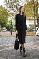 Schwarzes DANA Sweatkleid mit Rundhalsausschnitt, Seitentaschen und seitlichem Bundschlitz, midi-langer Regular Fit aus weicher Baumwolle