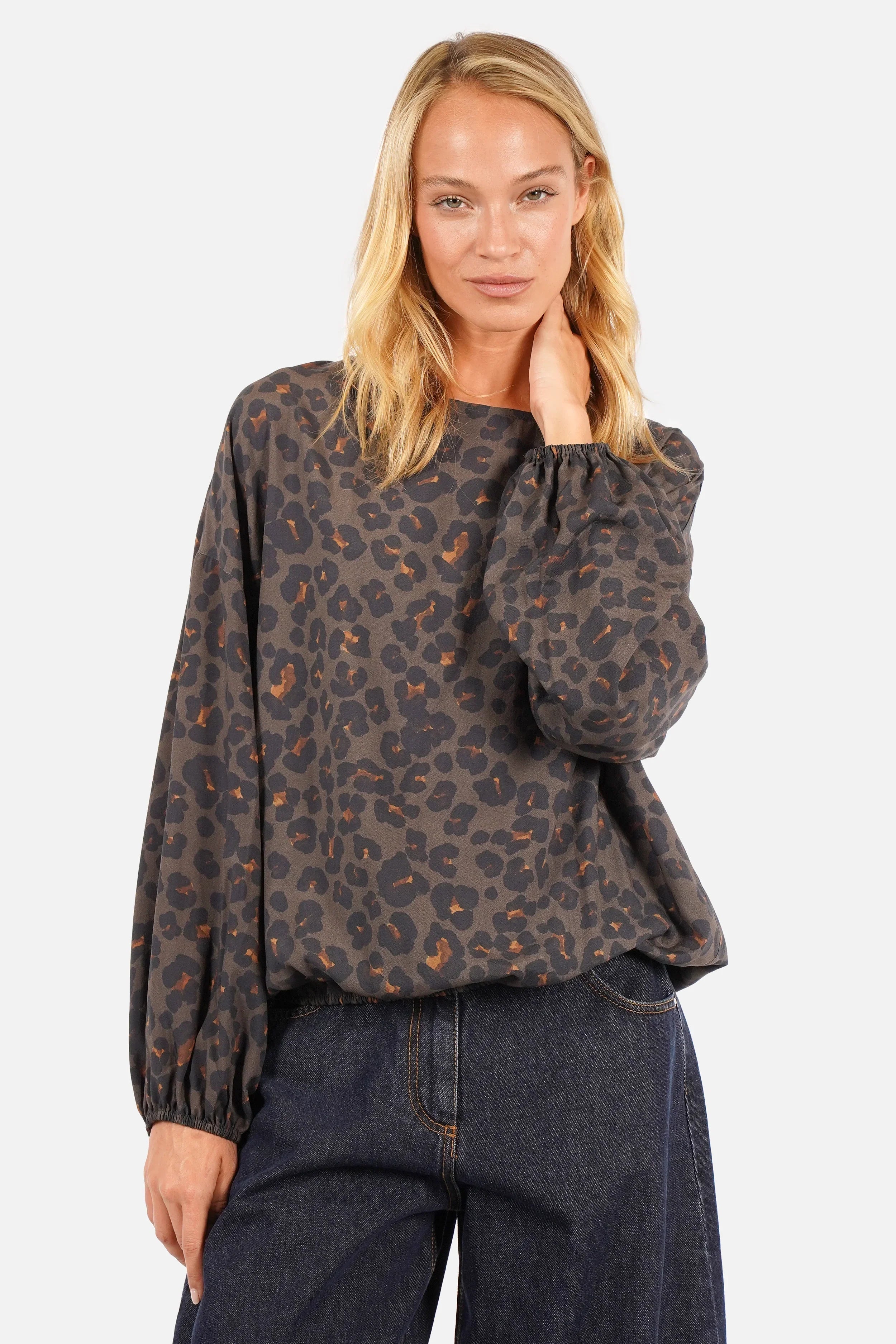 Locker geschnittene DAVKA Bluse aus feiner Viskose mit leo-allover-print und langen ballonärmeln