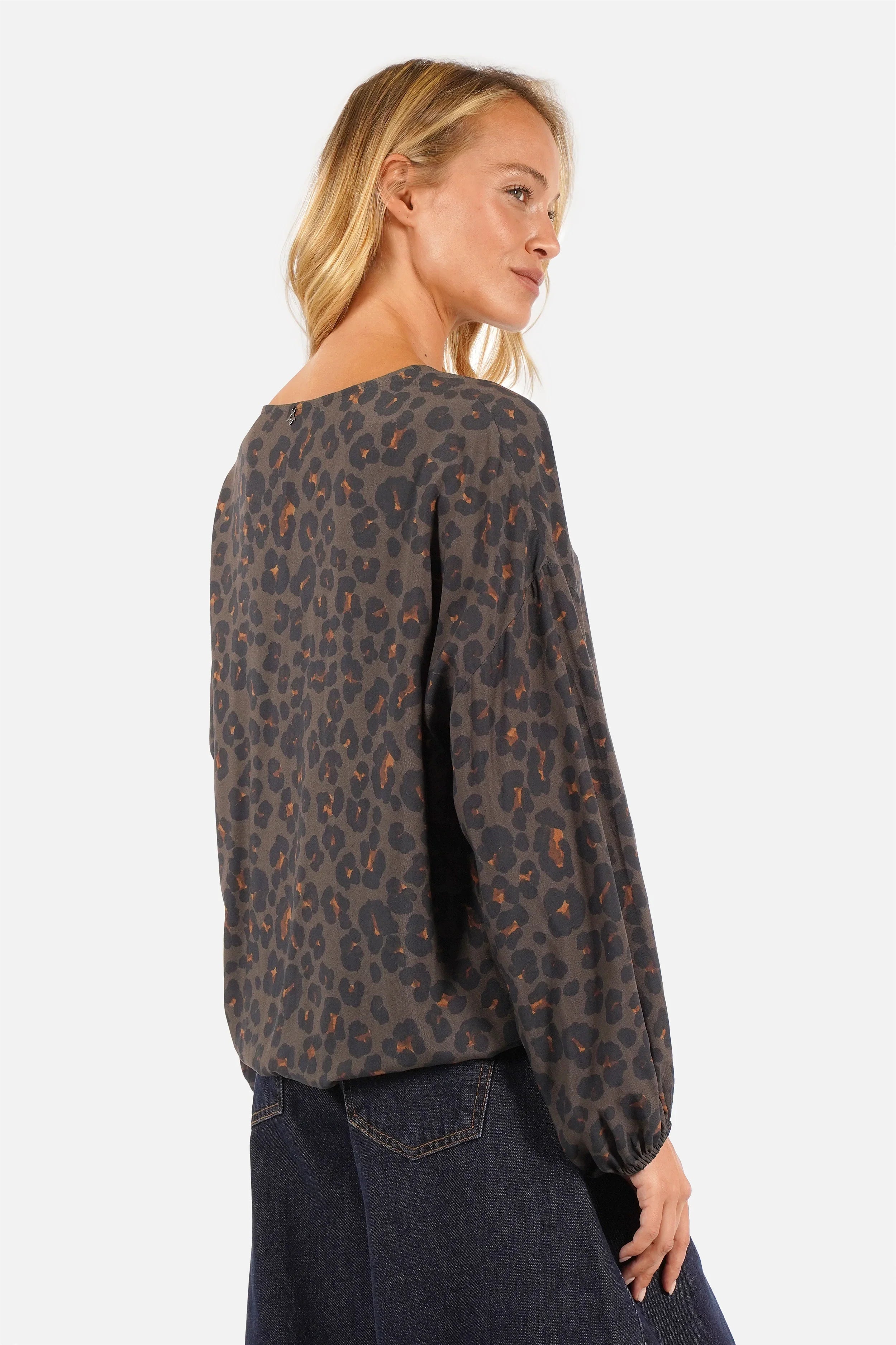 DAVKA Bluse aus feiner Viskose mit Leo-Allover-Print, Rundhalsausschnitt und langen Ballonärmeln