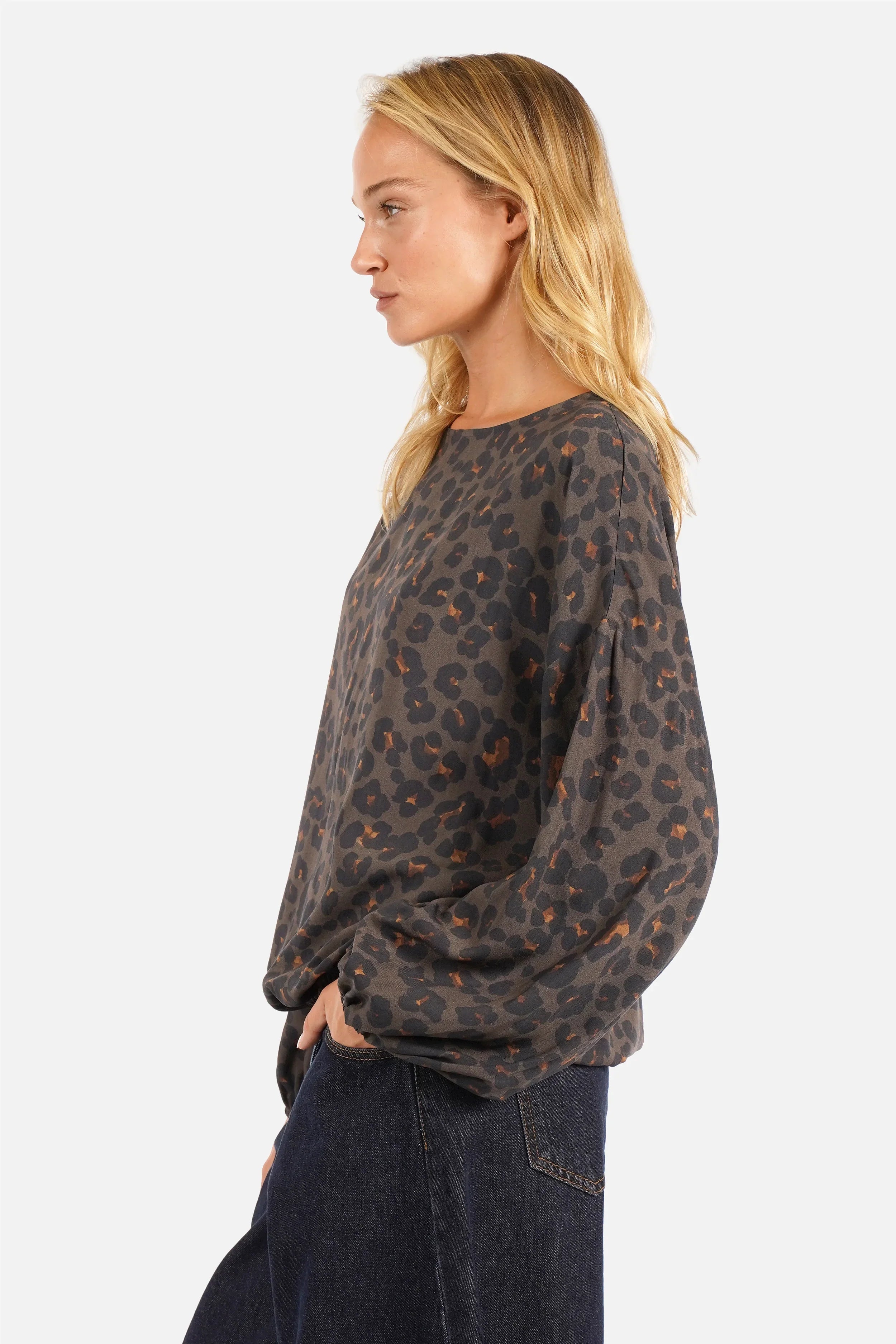 DAVKA Bluse aus feiner Viskose mit Leo-Print, Rundhalsausschnitt, überschnittenen Schultern und langen Ballonärmeln