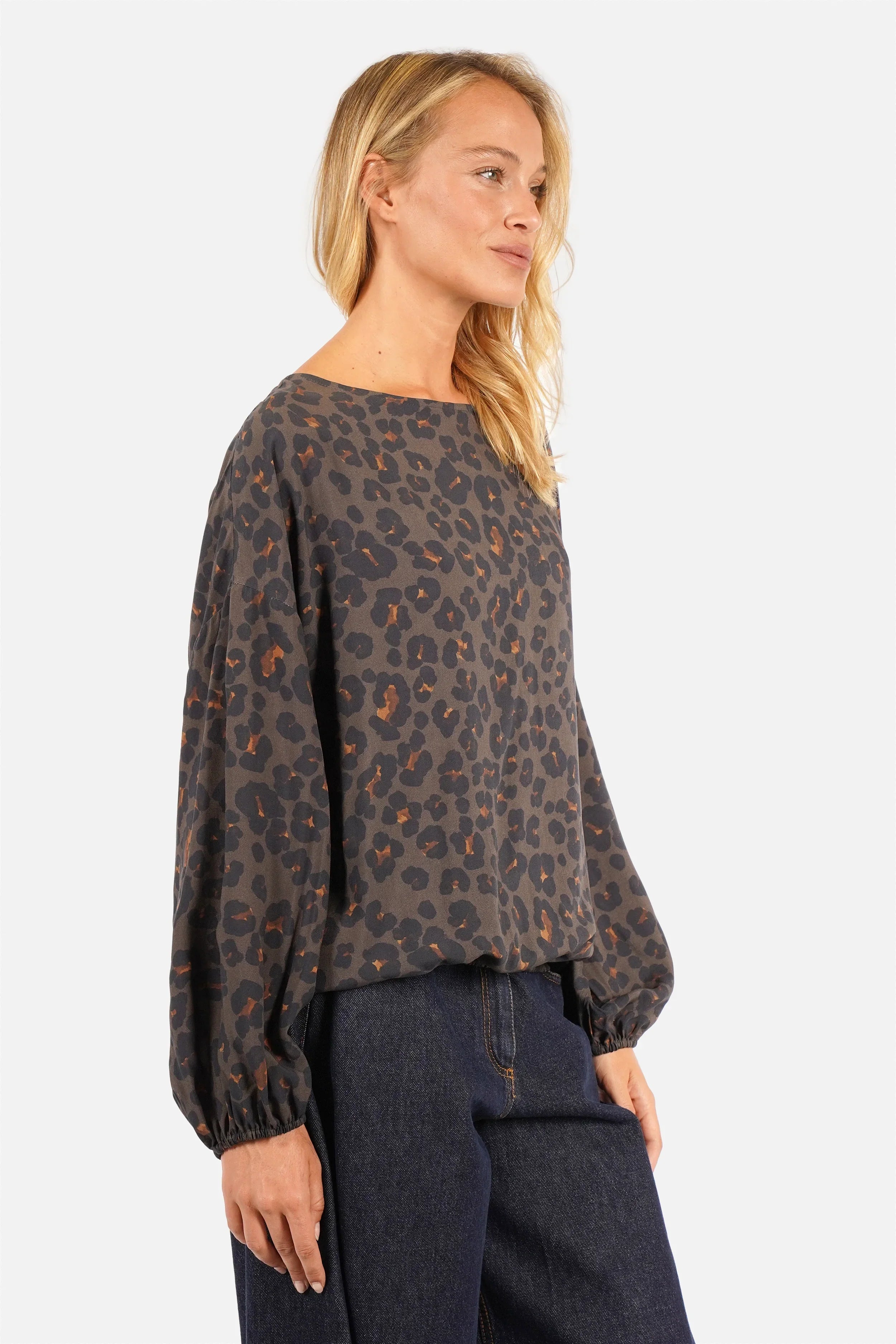 DAVKA Bluse aus feiner Viskose mit Leo-Print, Rundhalsausschnitt und langen Ballonärmeln