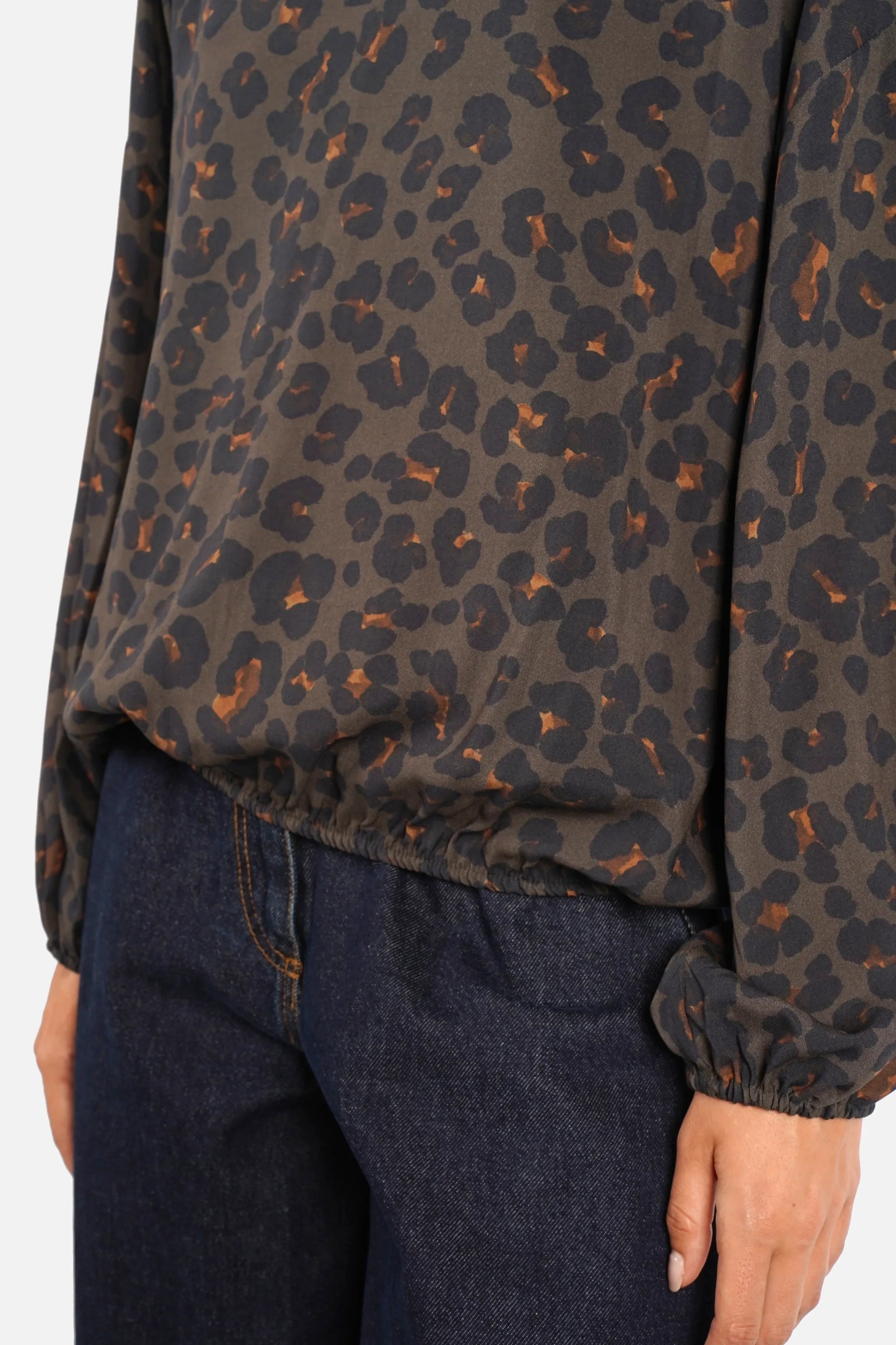 DAVKA Bluse aus feiner Viskose mit Leo-Print, Rundhalsausschnitt und langen Ballonärmeln