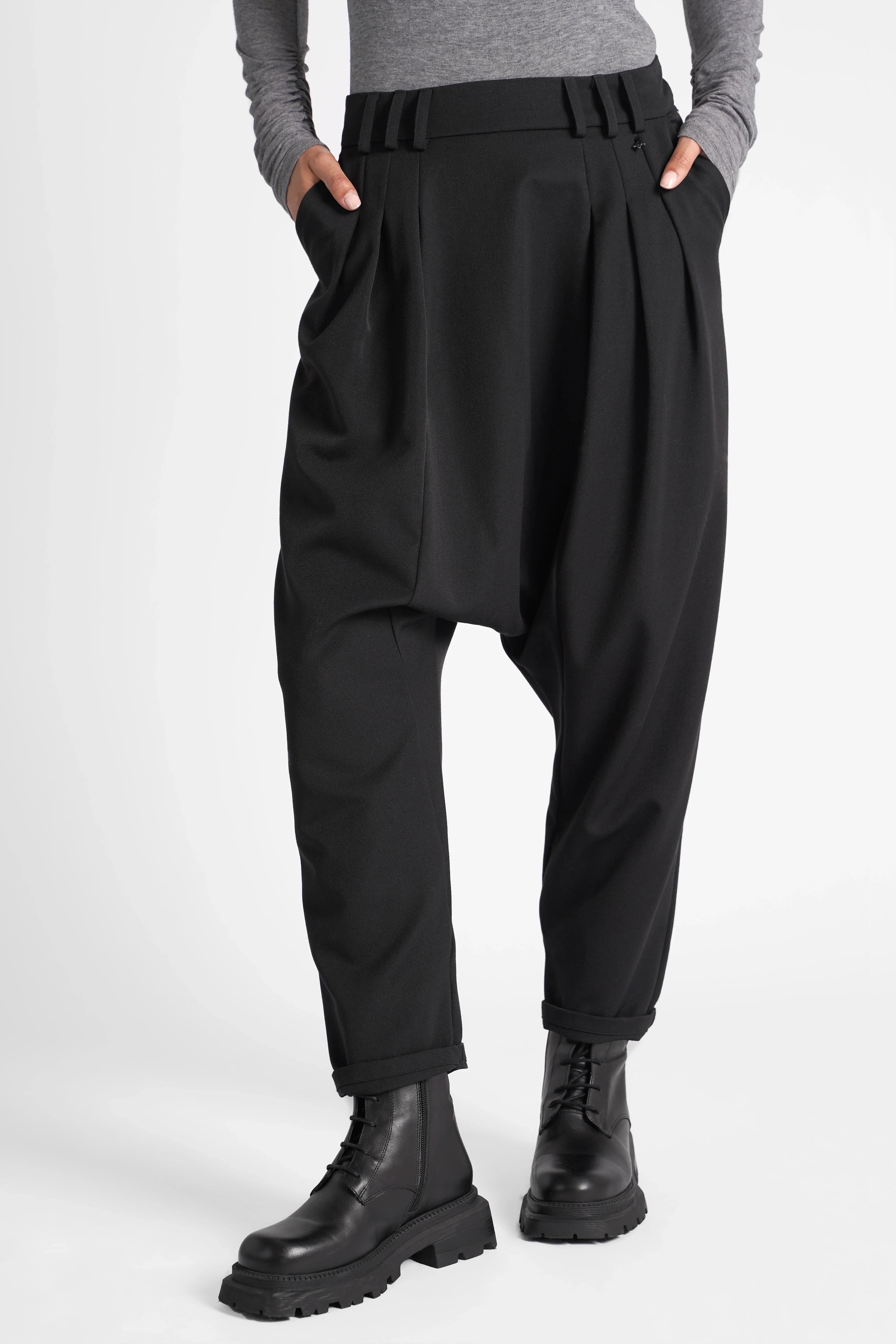 Schwarze DEEP Avantgarde-Hose mit extra tiefem Schritt, Bundfalten, seitlicher Knopfleiste und tapered Bein in relaxed Fit aus softem, technischem Materialmix