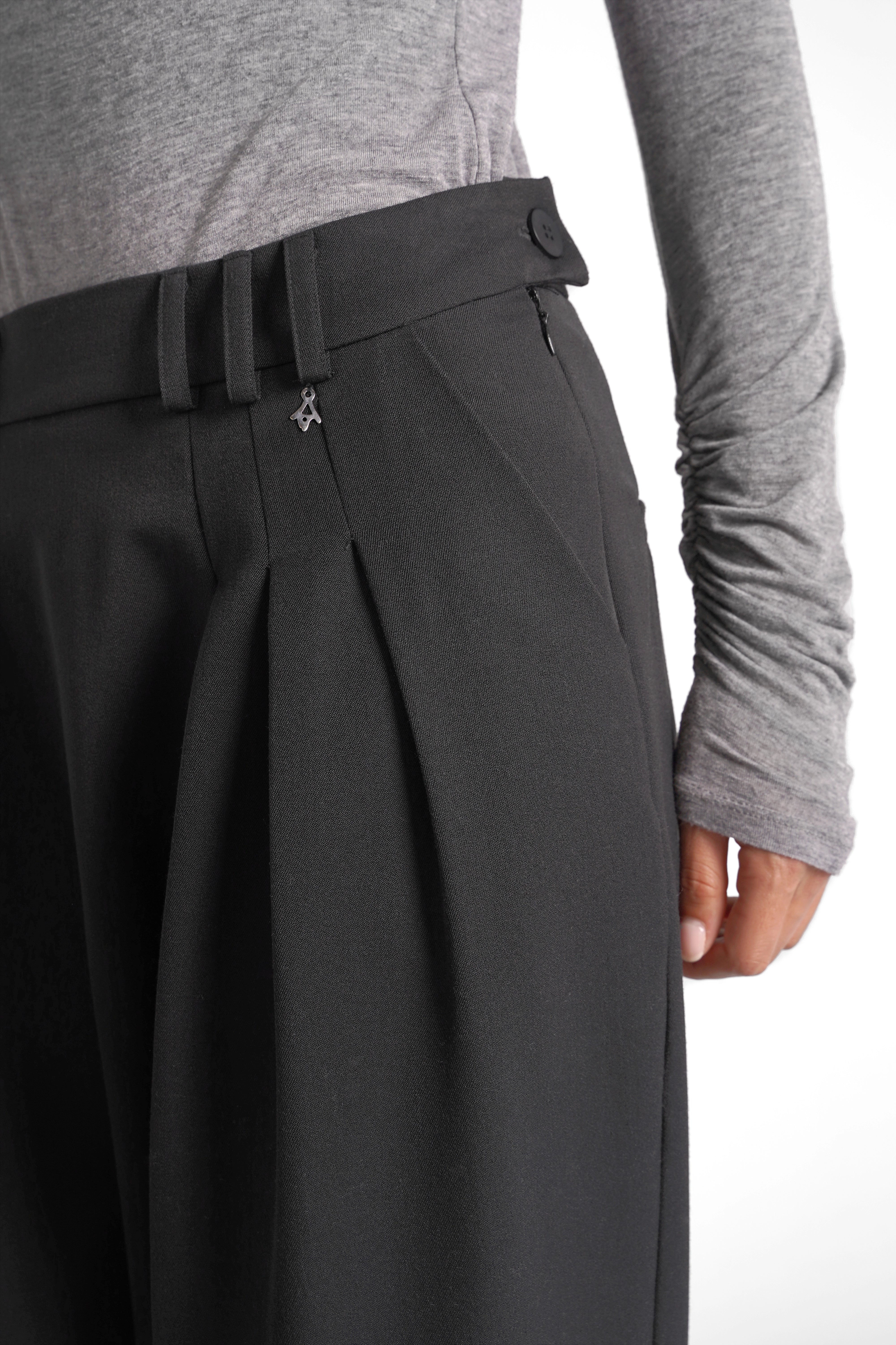 DEEP Avantgarde-Hose mit extra tiefem Schritt, seitlicher Knopfschließe, Bundfalten und softem Tailoring-Stoff in schwarzer Farbe