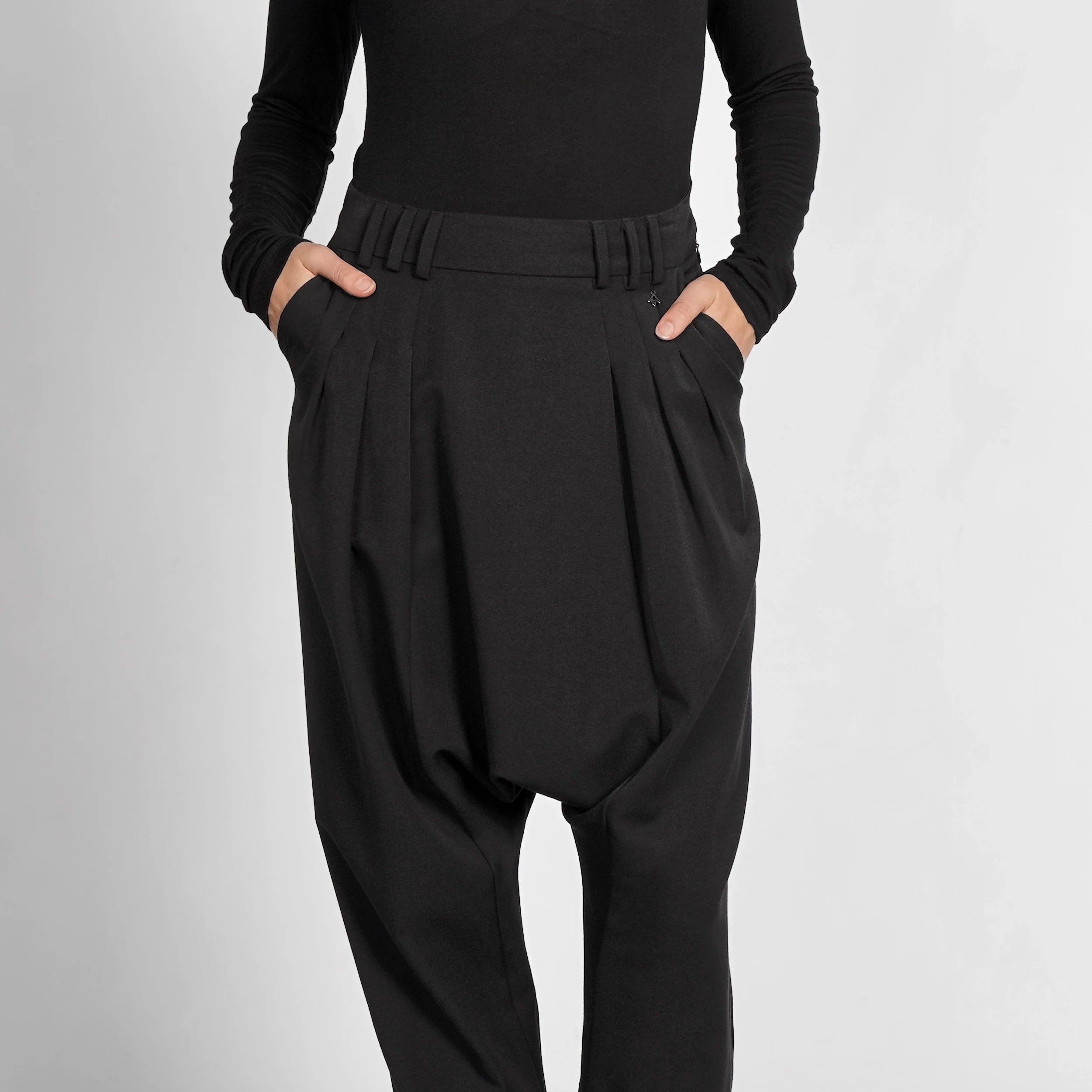 DEEP Avantgarde-Hose in Schwarz mit extra tiefem Schritt, seitlicher Knopfleiste und entspanntem Tapered Fit