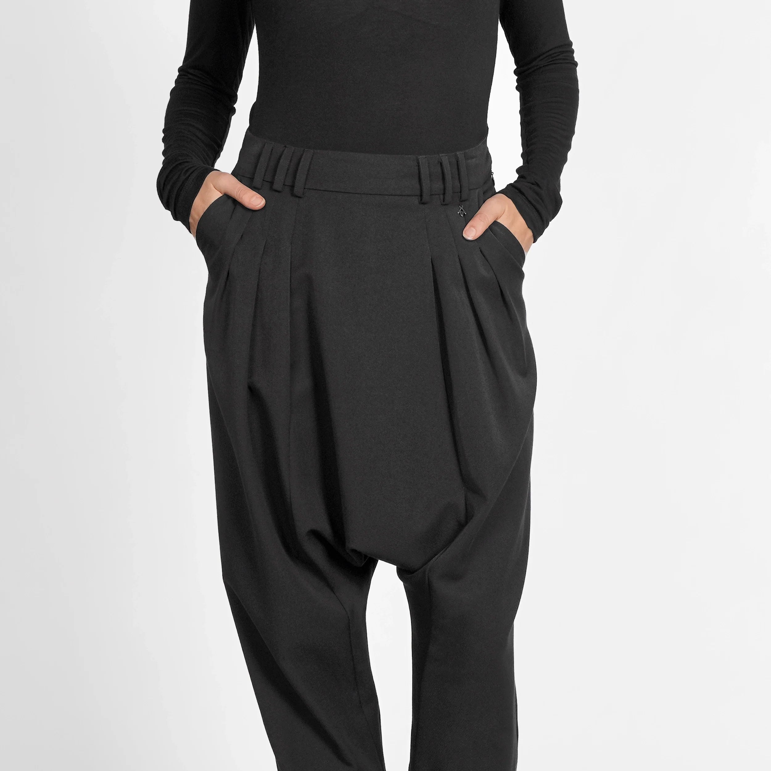 schwarze DEEP Avantgarde-Hose mit tiefem Schritt und seitlicher Knopfleiste in lässigem Relaxed Fit