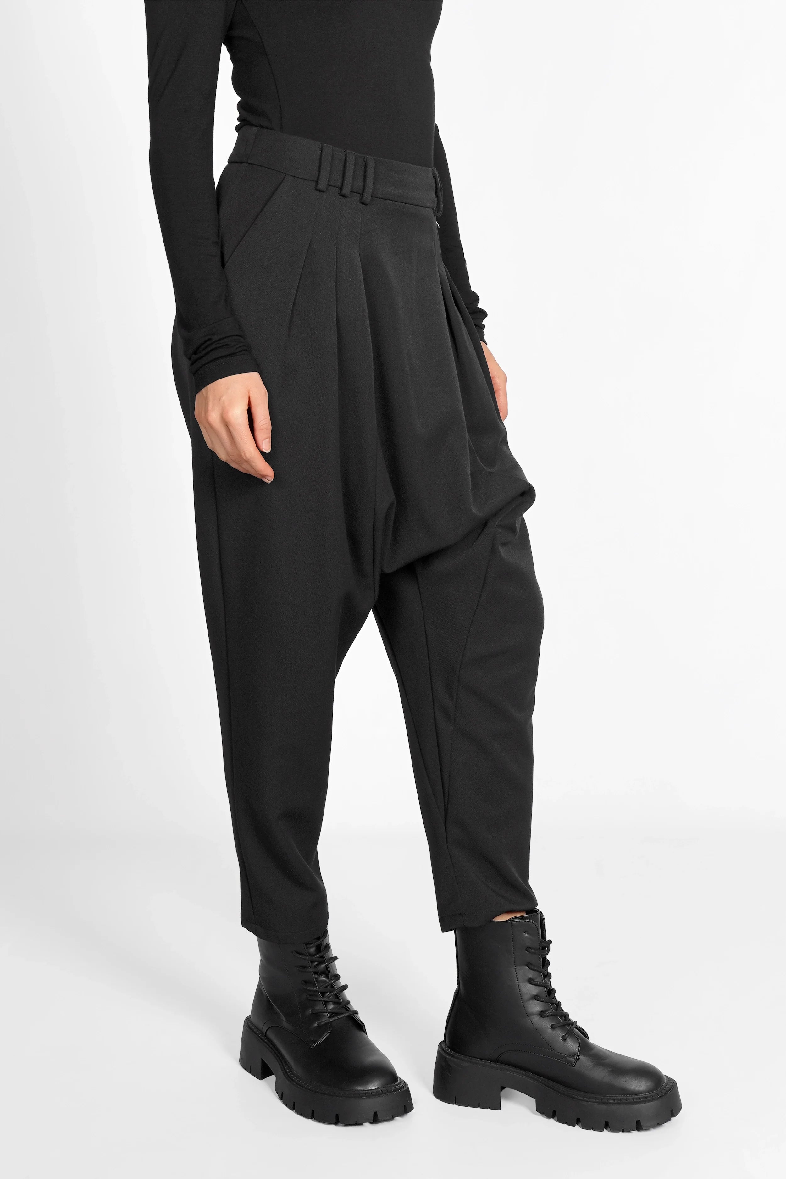 Schwarze DEEP Avantgarde-Hose mit tiefem Schritt, Bundfalten und tapered leg in modernem Tailoring-Stil