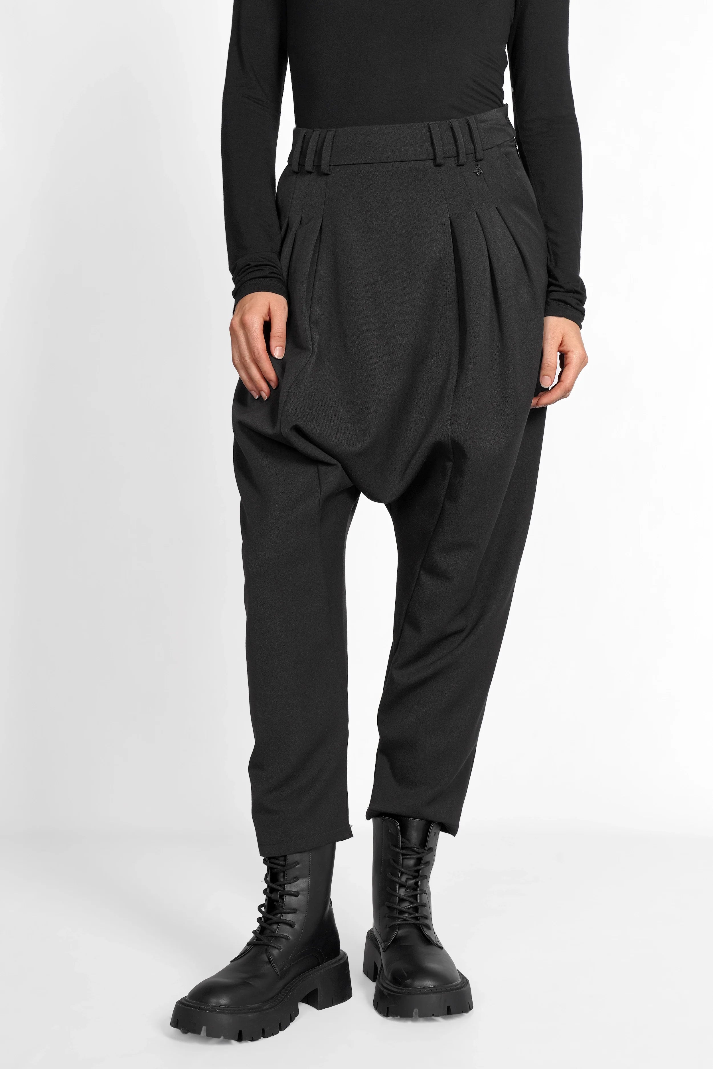 Schwarze DEEP Avantgarde-Hose mit tiefem Schritt, Bundfalten und tapered Bein für lässigen, modernen Look