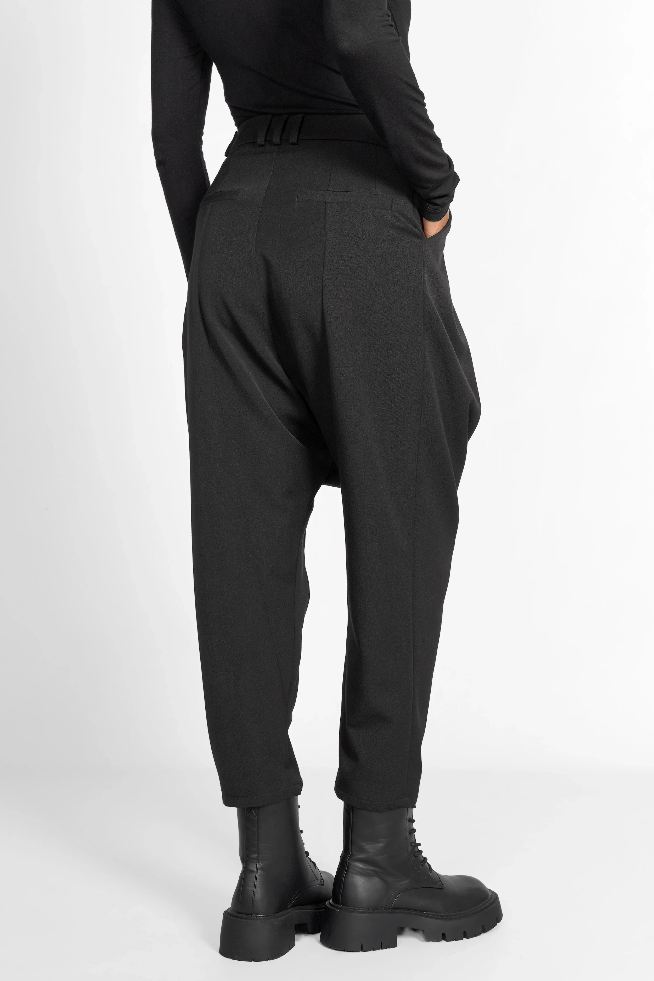 DEEP Avantgarde-Hose mit extra tiefem Schritt und tapered Leg in schwarzem technischem Stoff