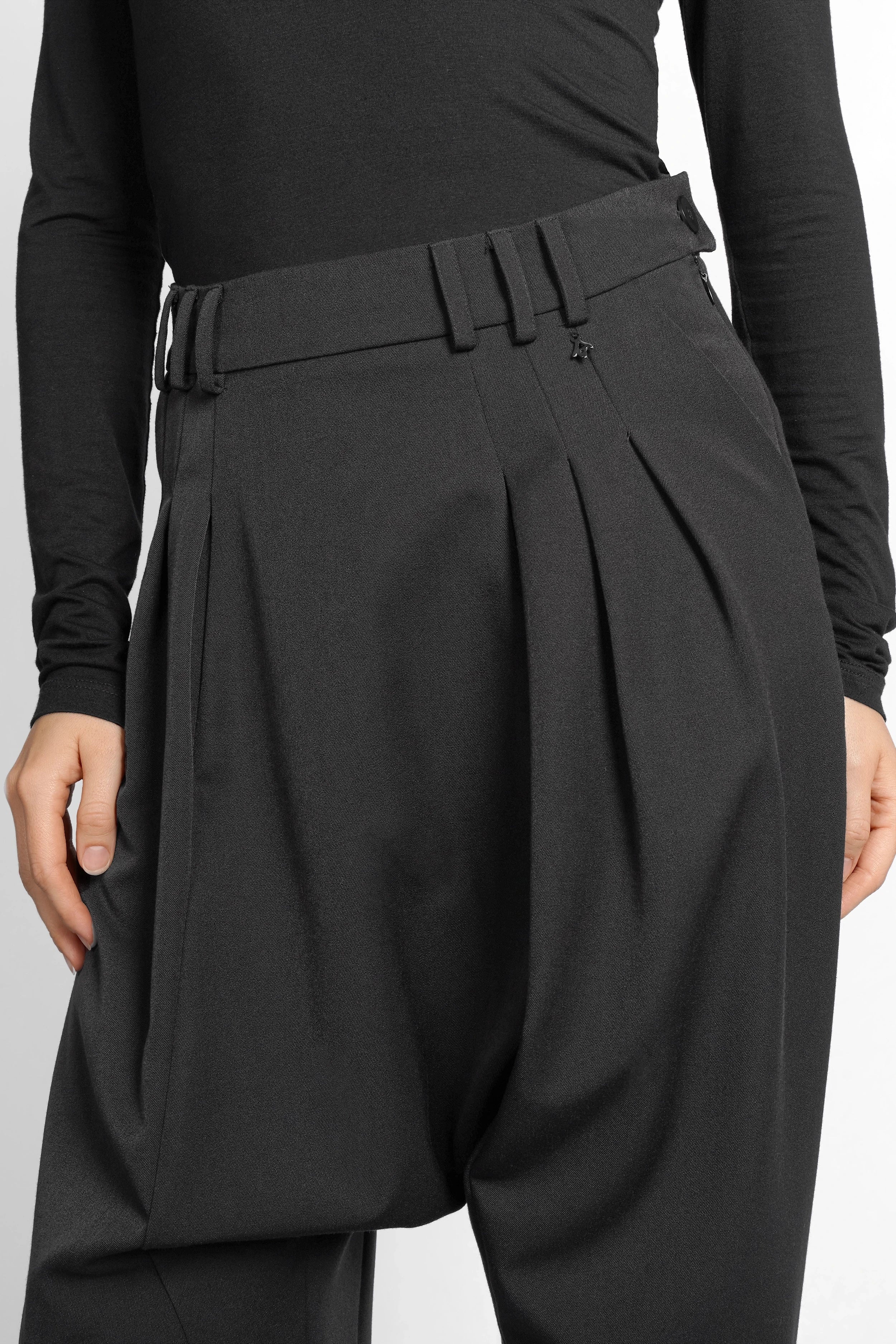 schwarze DEEP Avantgarde-Hose mit tiefem Schritt und Bundfalten in Relaxed Fit