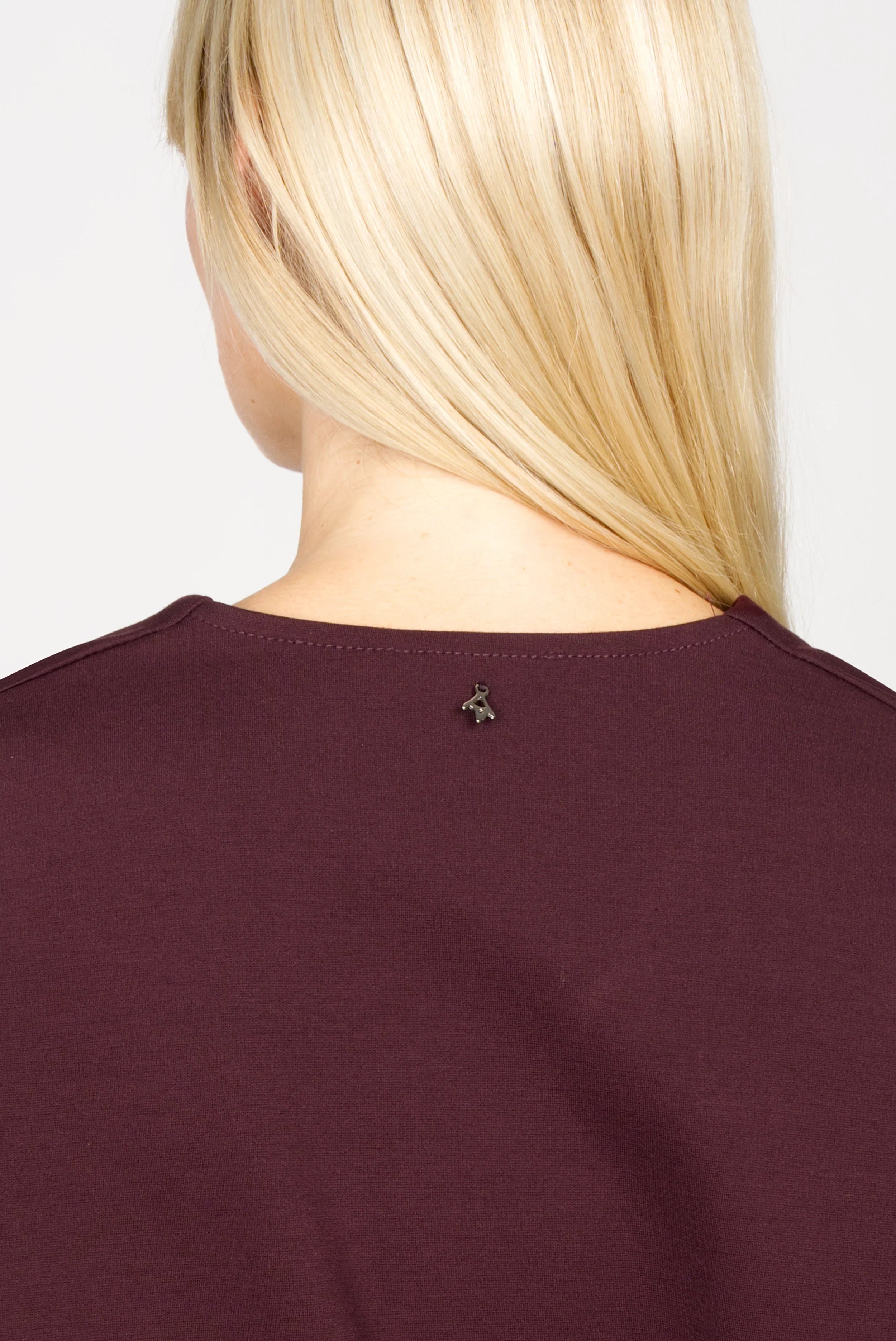 Dunkelrote BERLEY Relaxed V-Neck Bluse aus weichem, formstabilem Jersey mit Viskoseanteil, überschnittenen Schultern und puristischem V-Ausschnitt, Rückenansicht.