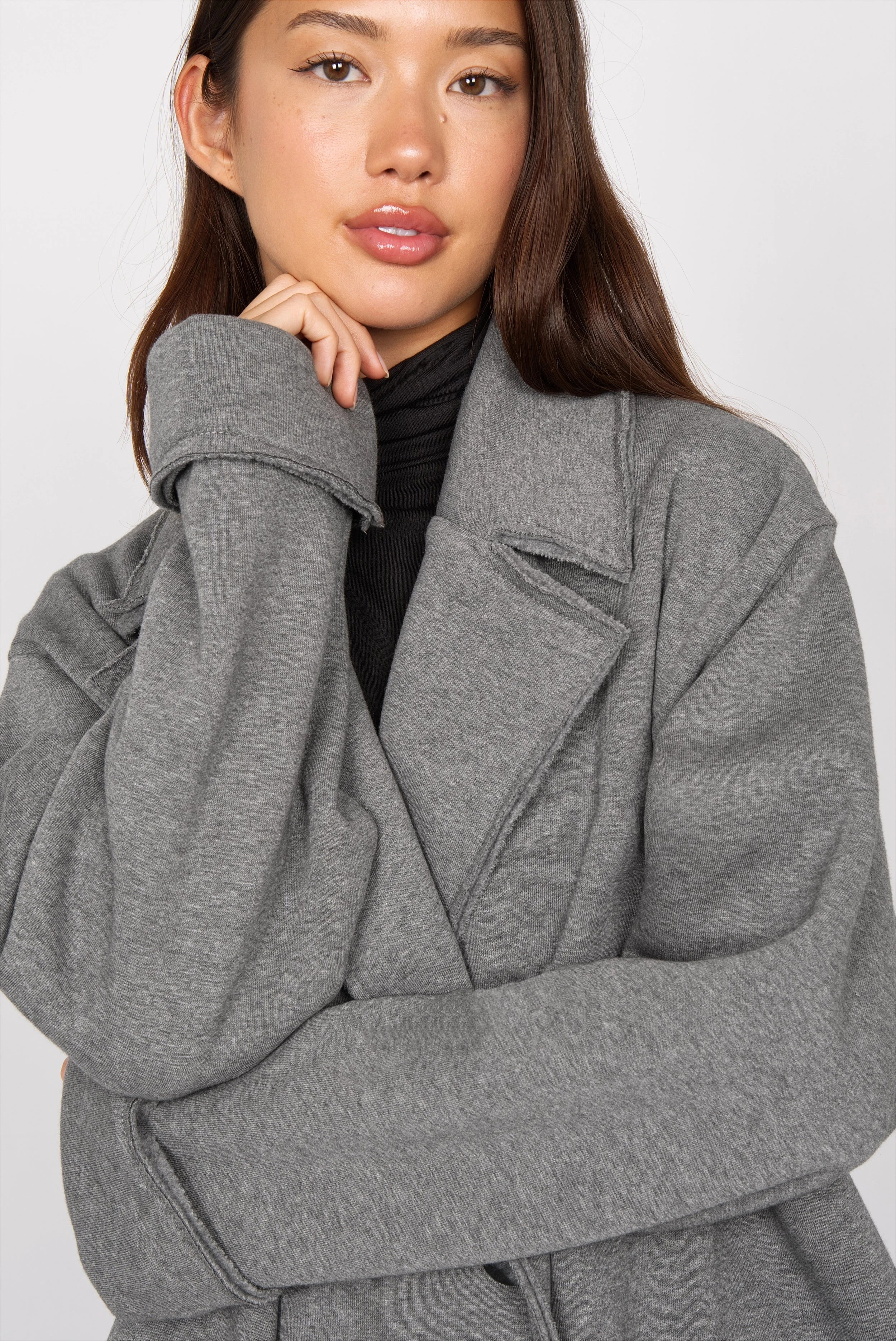 Frau trägt grauen HELIEE Oversized Sweat-Kurzmantel mit Reverskragen und aufgesetzten Taschen