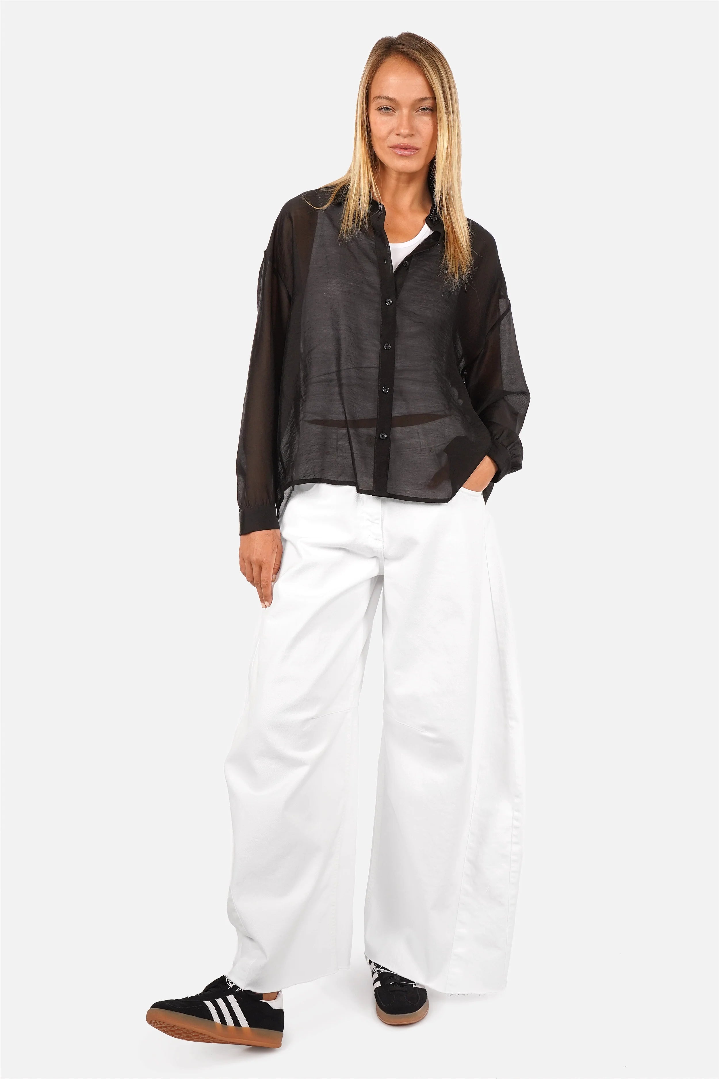 DORISA Bluse aus Lyocell mit leichtem Glanz und semitransparenter Optik, Hemdkragen, Manschetten mit Knopf, abgerundeter Saum, Rückenschlitz mit Bindebändchen, Regular Fit