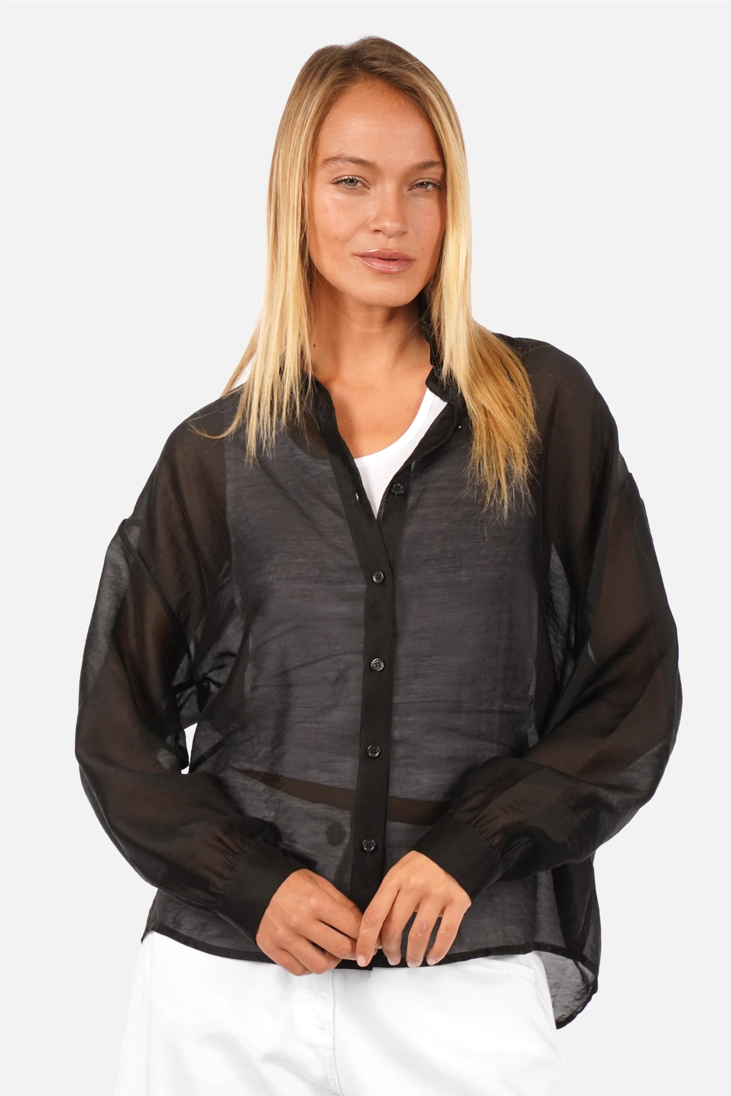 DORISA Bluse aus Lyocell mit leichtem Glanz, Hemdkragen und überschnittenen Schultern