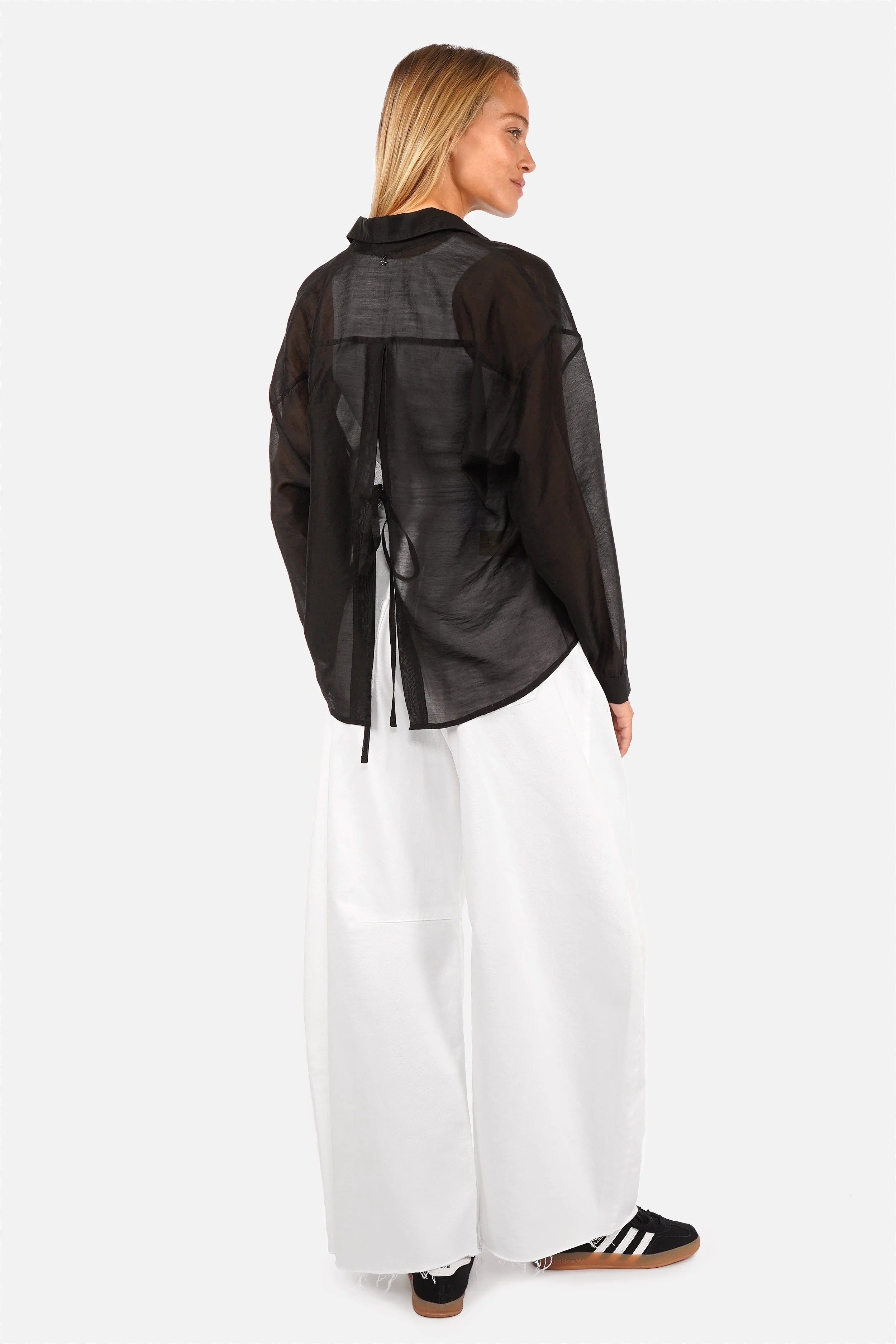 DORISA Bluse aus Lyocell mit leichtem Glanz und semitransparenter Optik, Hemdkragen, Manschette mit Knopf, abgerundeter Saum, Rückenschlitz mit Bindebändchen, Regular Fit