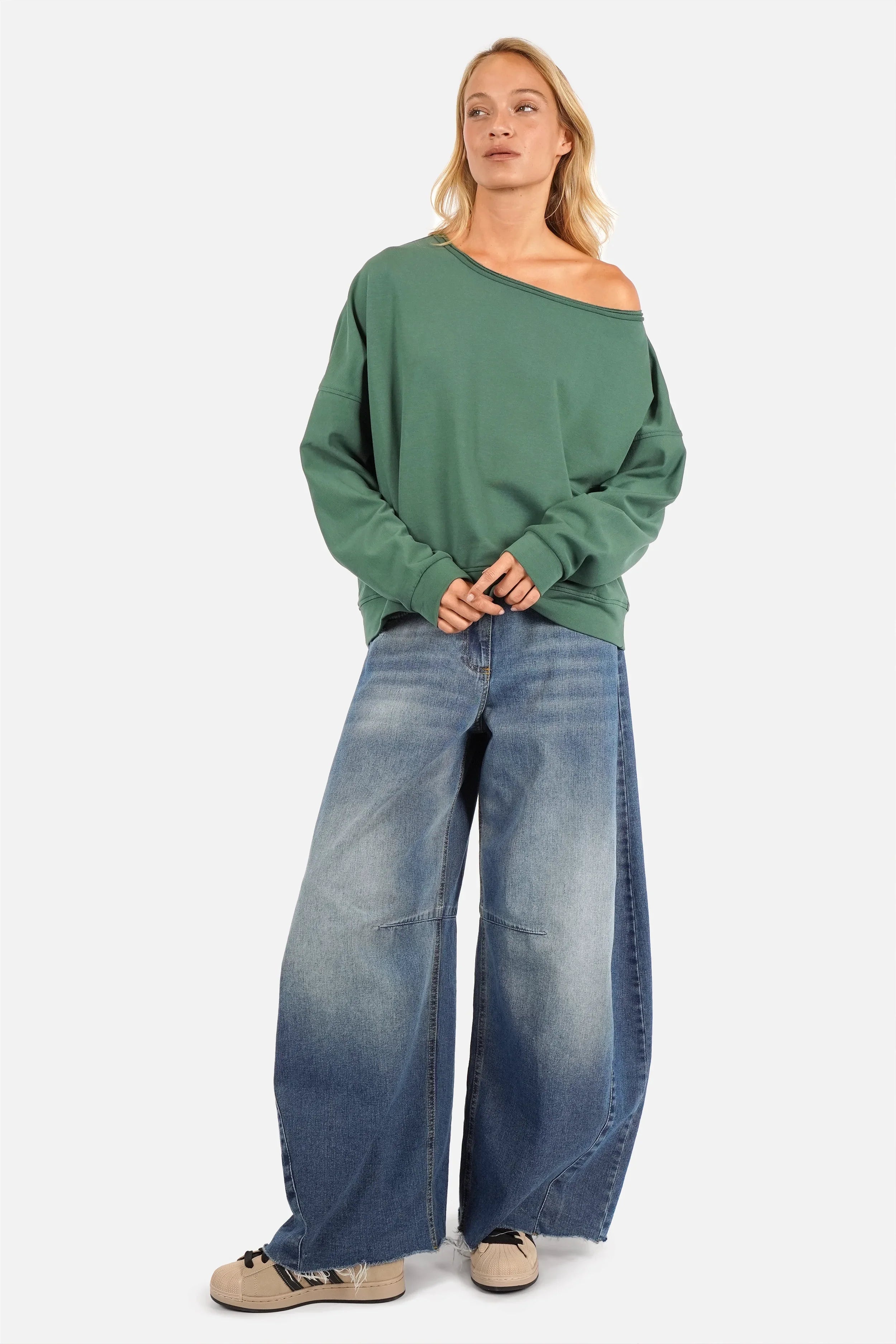 Weite Barrel Jeans in Mid Blue mit Raw-Cut Saum und 5 Pocket Design aus Baumwoll-Denim, relaxed fit, gefertigt in Italien.