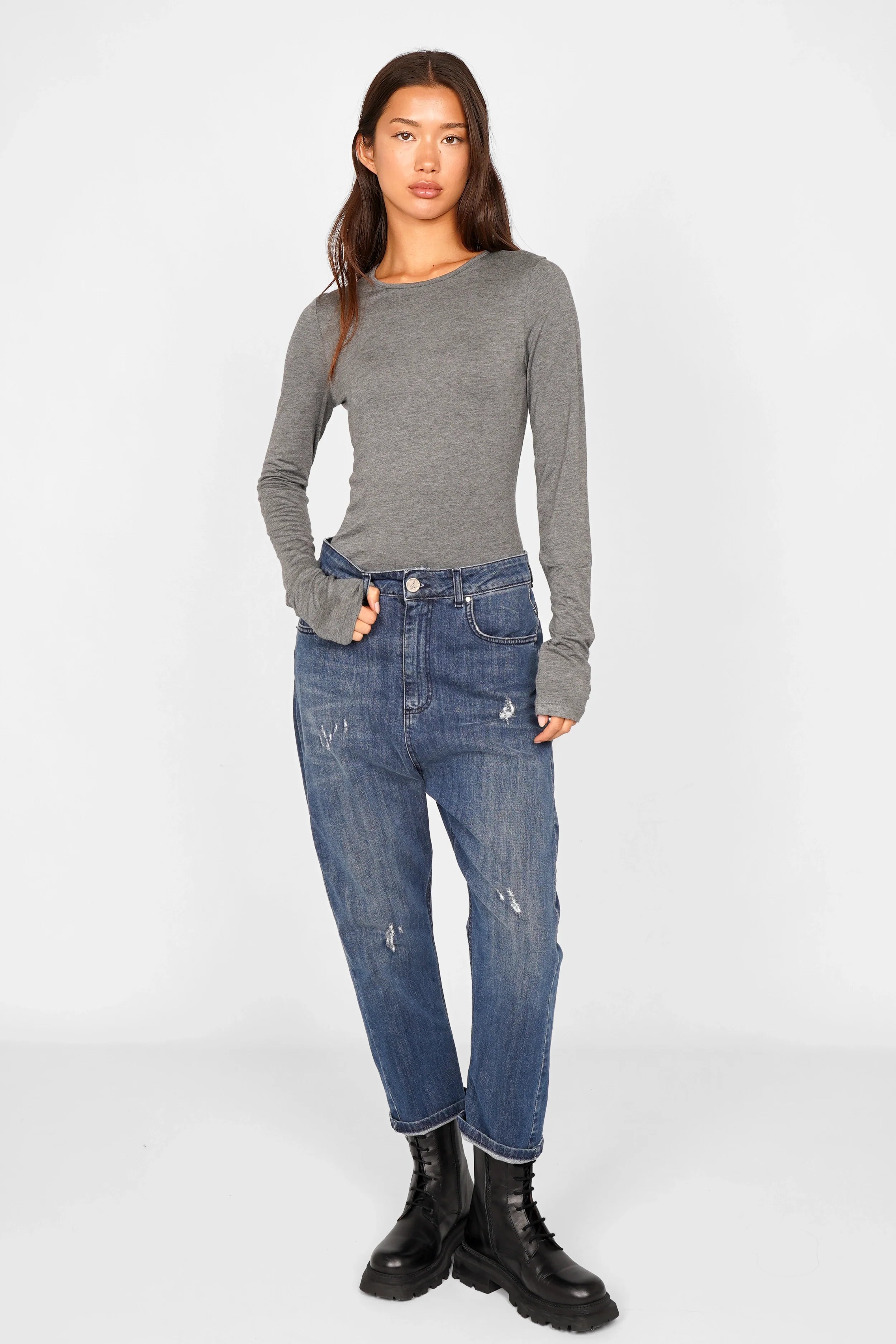 Damen Longsleeve aus weichem Viskose-Jersey mit Rundhalsausschnitt und extra langen Ärmeln in Grau