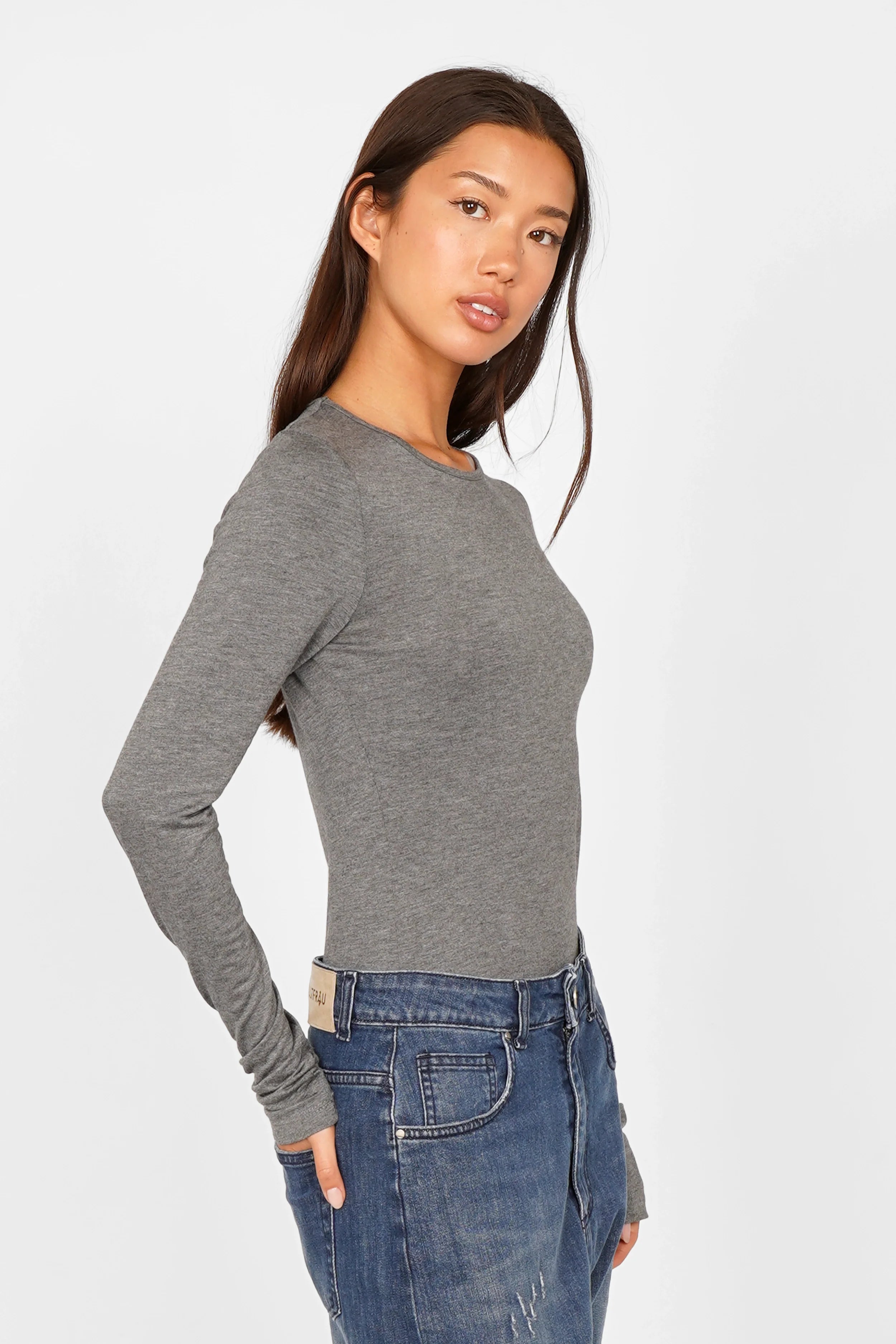 Damen Longsleeve aus weichem grauem Viskose-Jersey mit Rundhalsausschnitt und extra langen Ärmeln, Slim Fit.