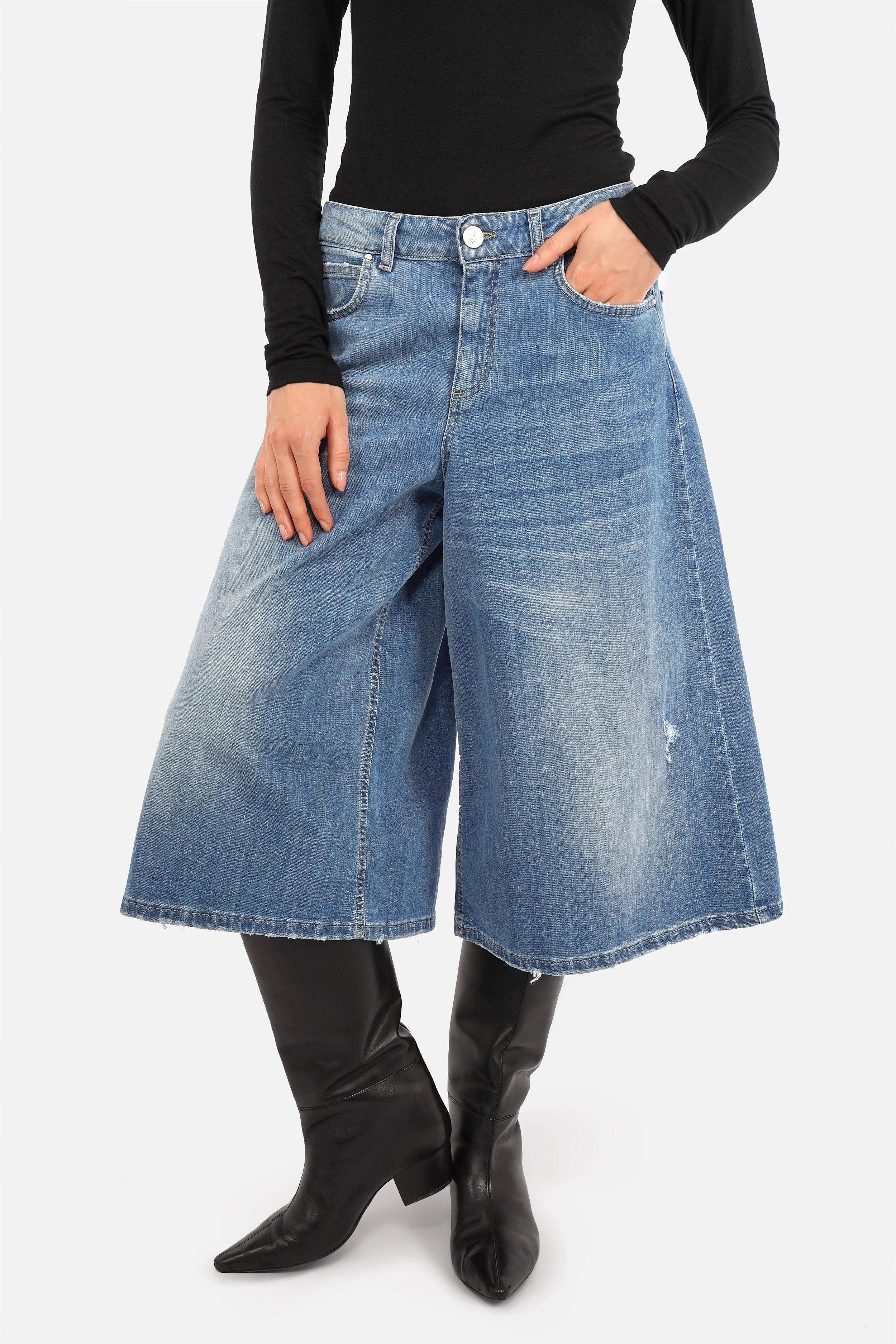 NELKA Weite Bermuda-Jeans aus leichtem italienischem Denim mit destroyed Waschung und weitem Bein